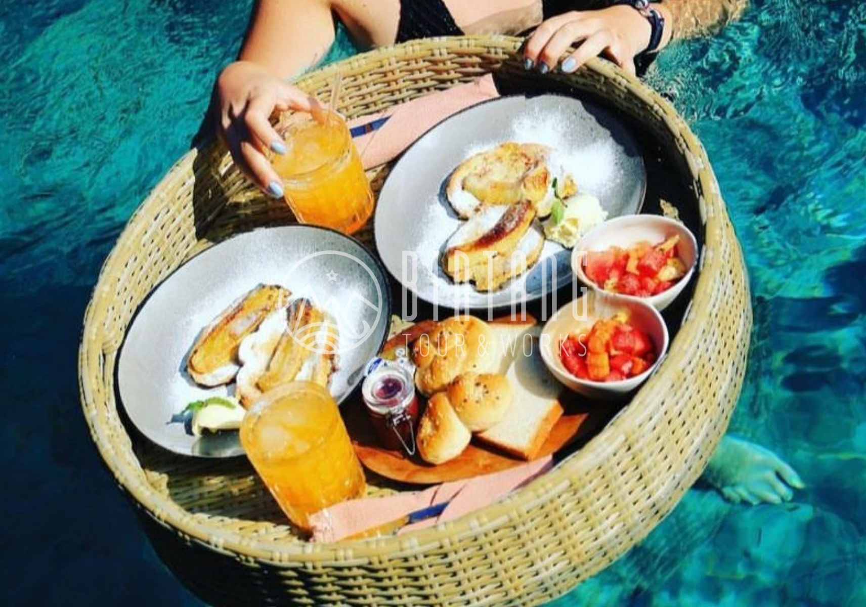 MAJO 호텔에서 제공하는 빵, 음료, 샐러드 등으로 구성된 플로팅 조식