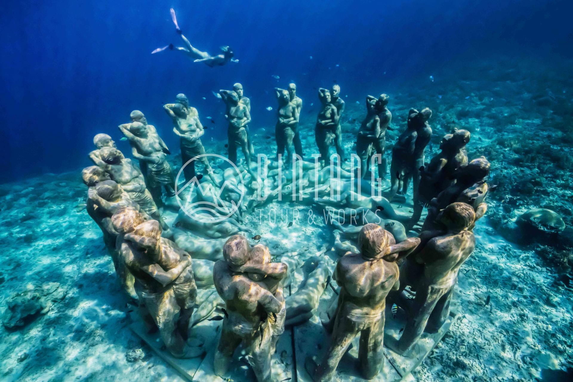 유토피아 선셋 크루즈에서 즐기는 스파클링 와인