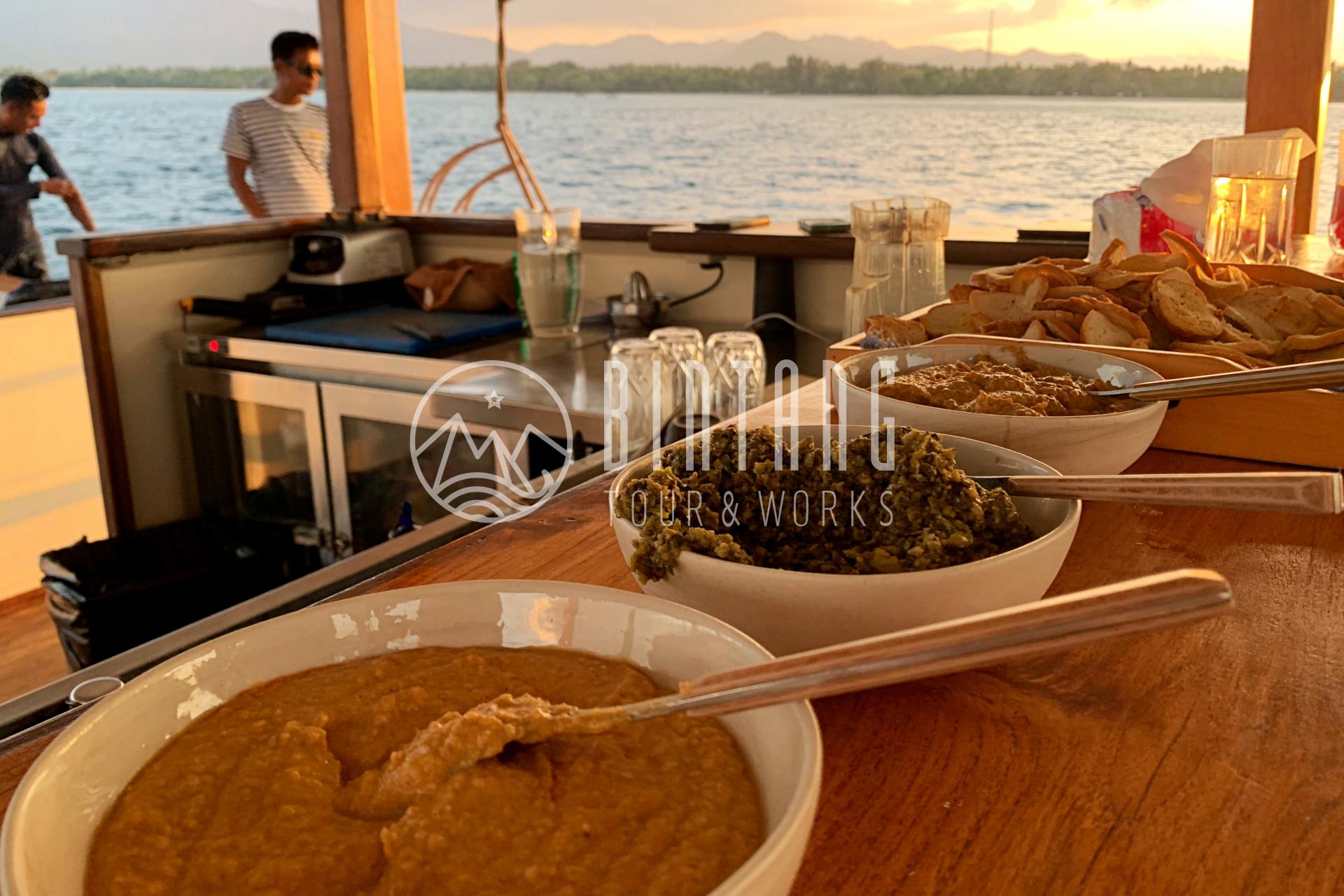 유토피아 선셋 크루즈에서 즐기는 스파클링 와인