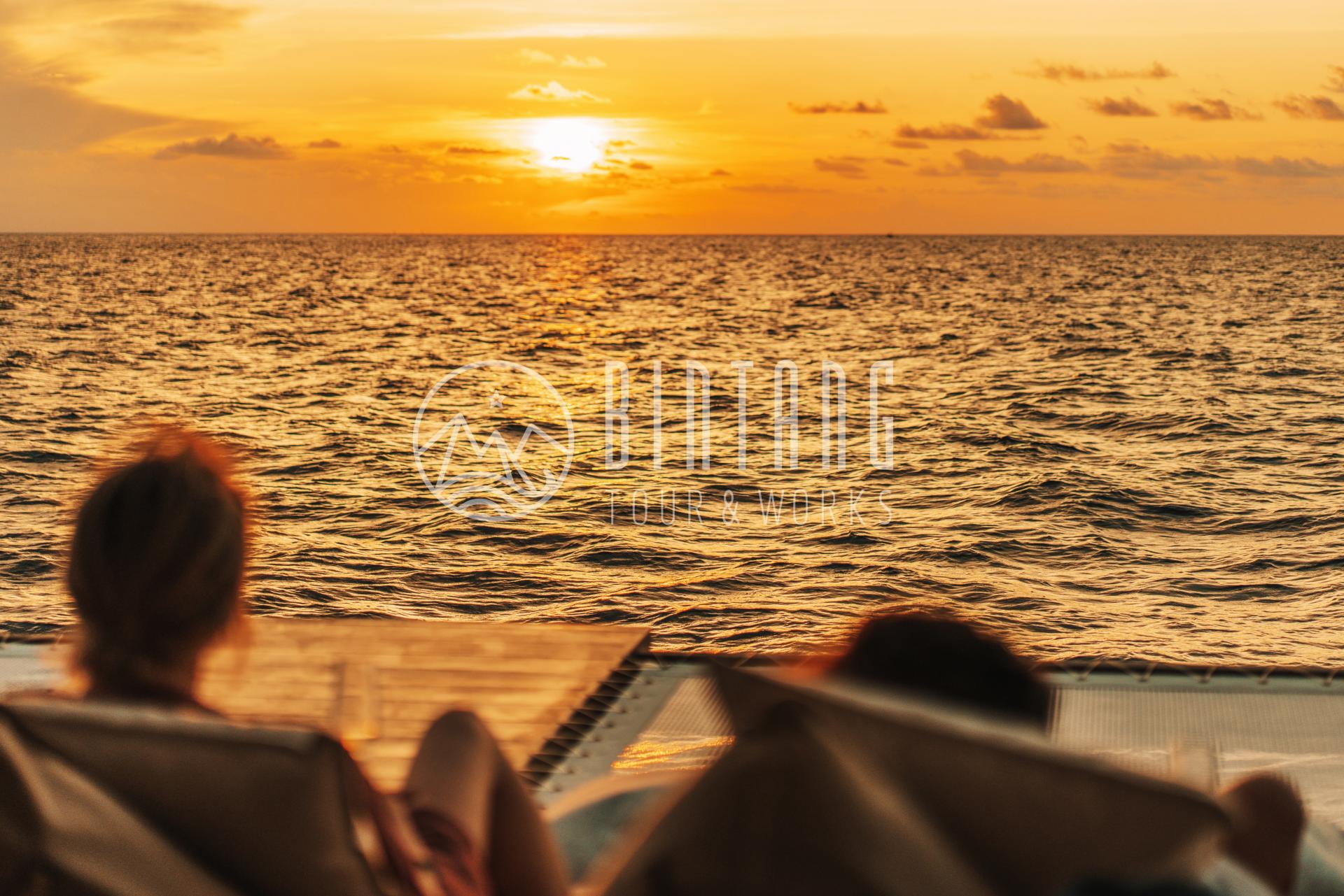 유토피아 선셋 크루즈에서 즐기는 스파클링 와인