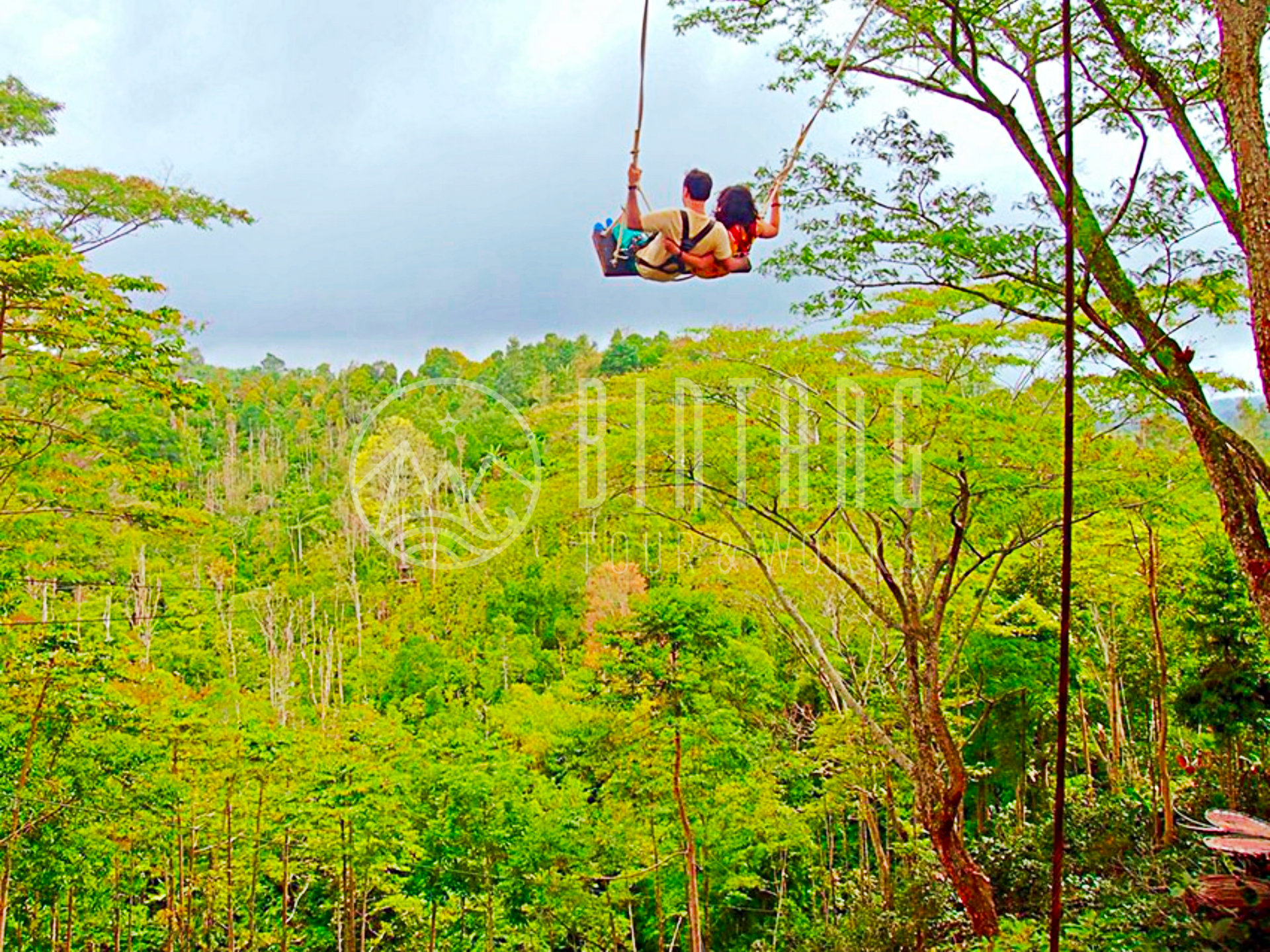 높이 15m의 와나기리 스윙을 즐기는 남녀 여행자들