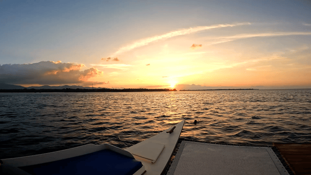 유토피아 선셋 크루즈에서 즐기는 스파클링 와인