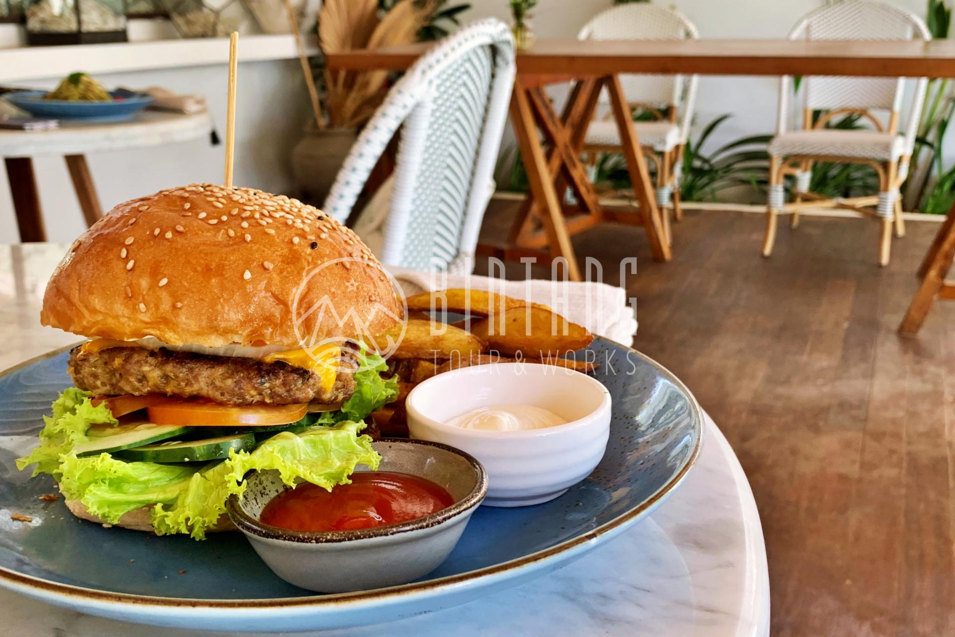 MAJO 레스토랑에서 제공하는 햄버거