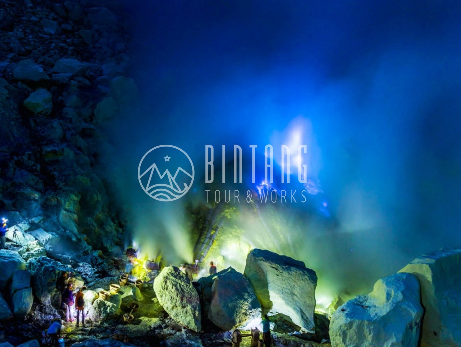 이젠 화산 블루 파이어를 감상하는 관광객들