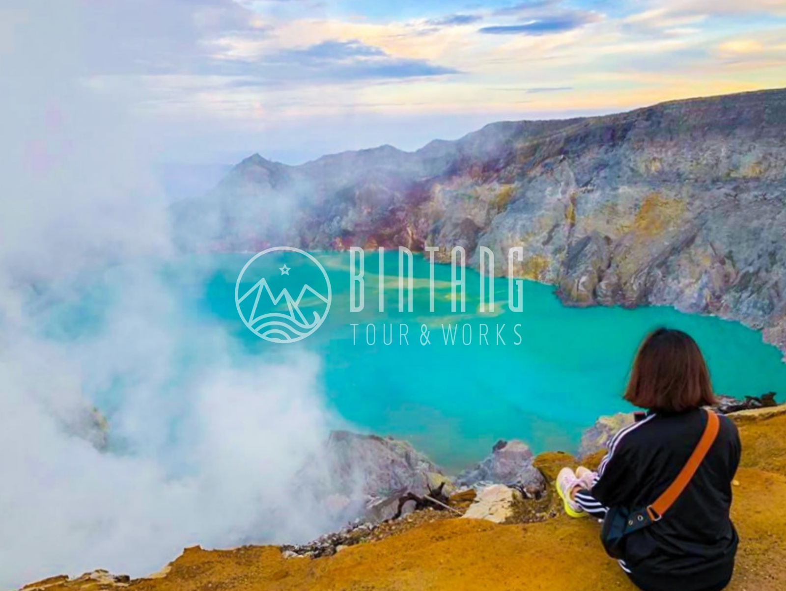 이젠 화산 크레이터림 정상에서 선라이즈를 감상하는 관광객