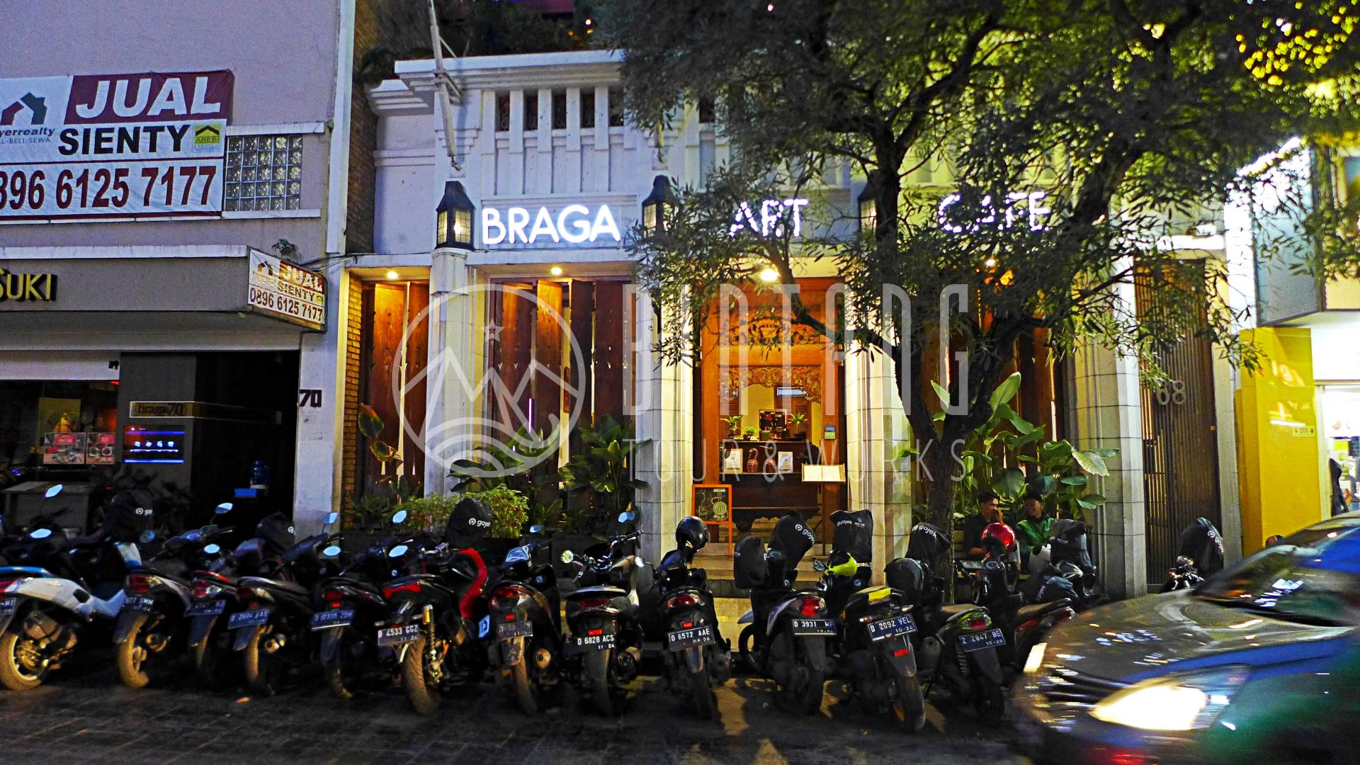 반둥의 브라가 거리에 전시된 미술 작품들