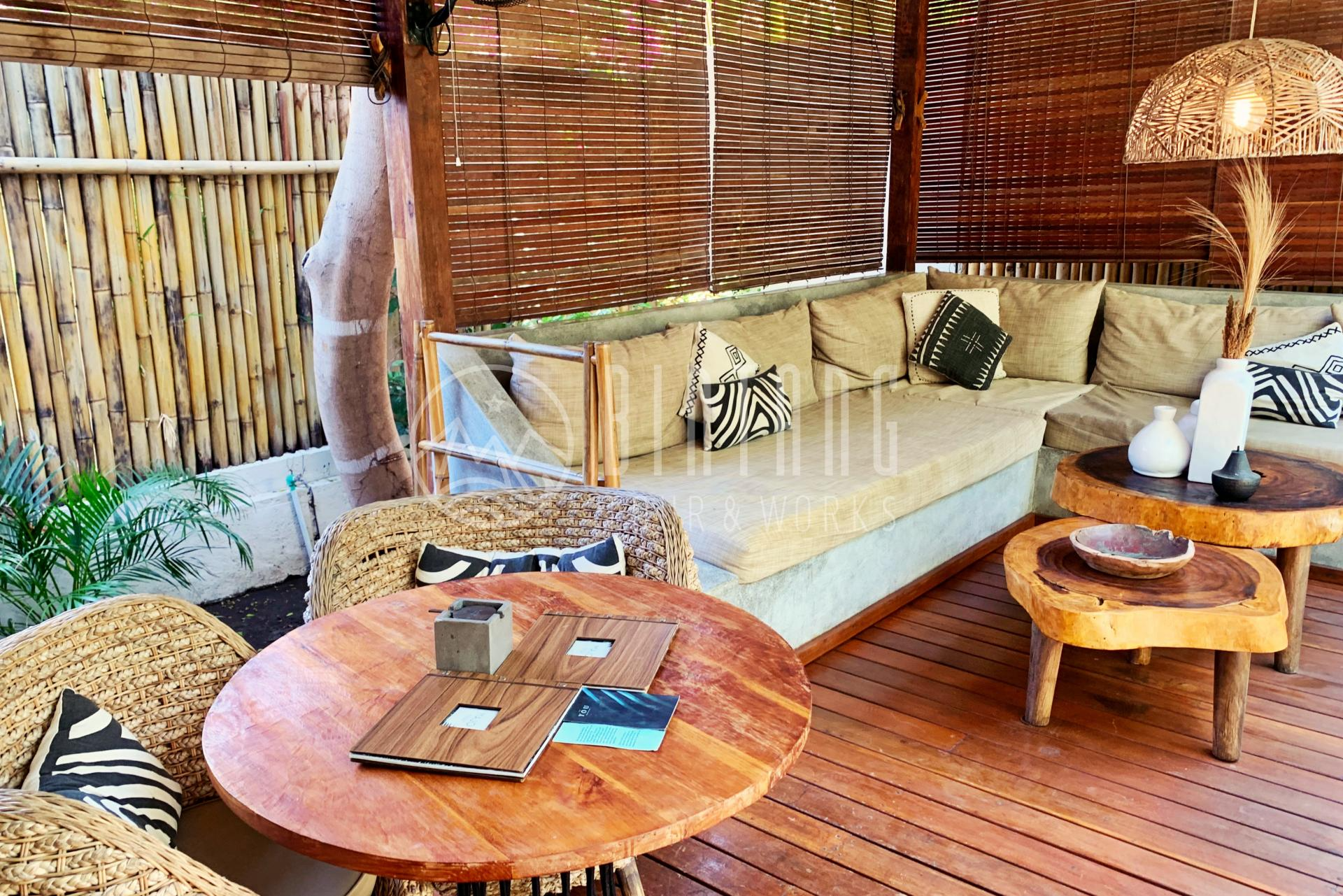 소파와 탁자가 있는 풀과 연결된 데크 공간