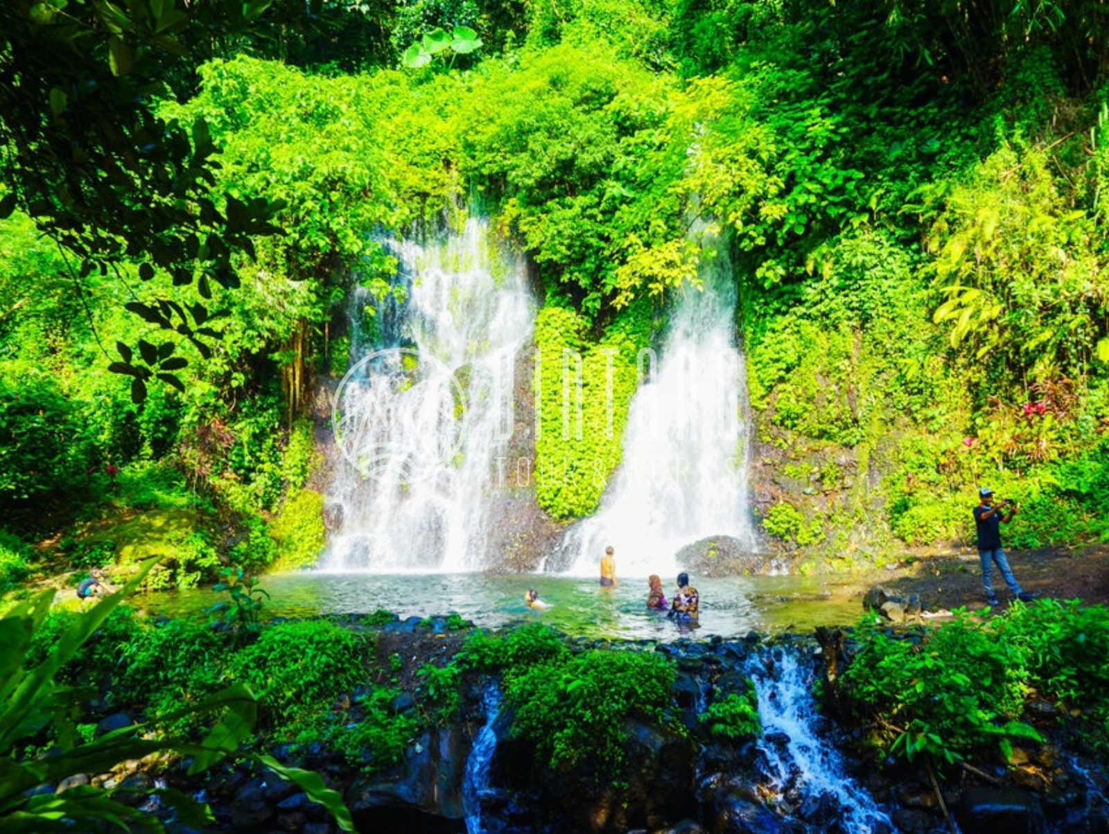 이젠 화산 폭포에서 물놀이를 즐기는 관광객들