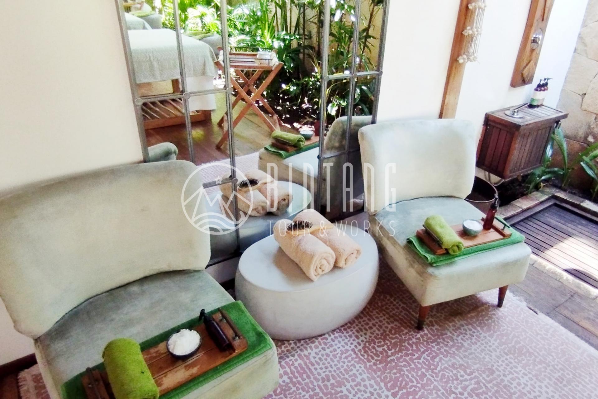 MAJO 액자가 걸린 마조 빌라 내부 인테리어