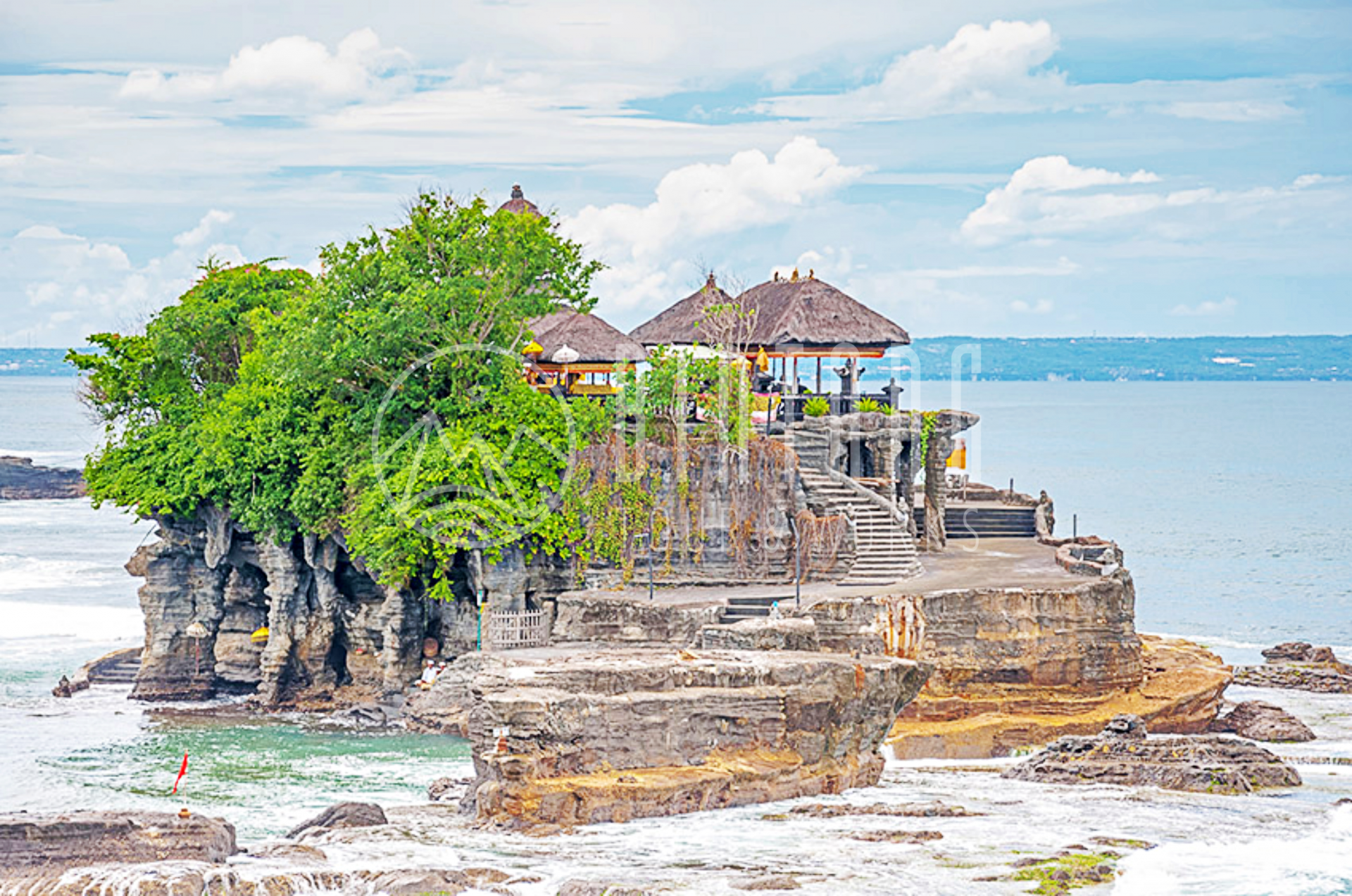 발리 해안에 있는 따나 롯 사원 전경