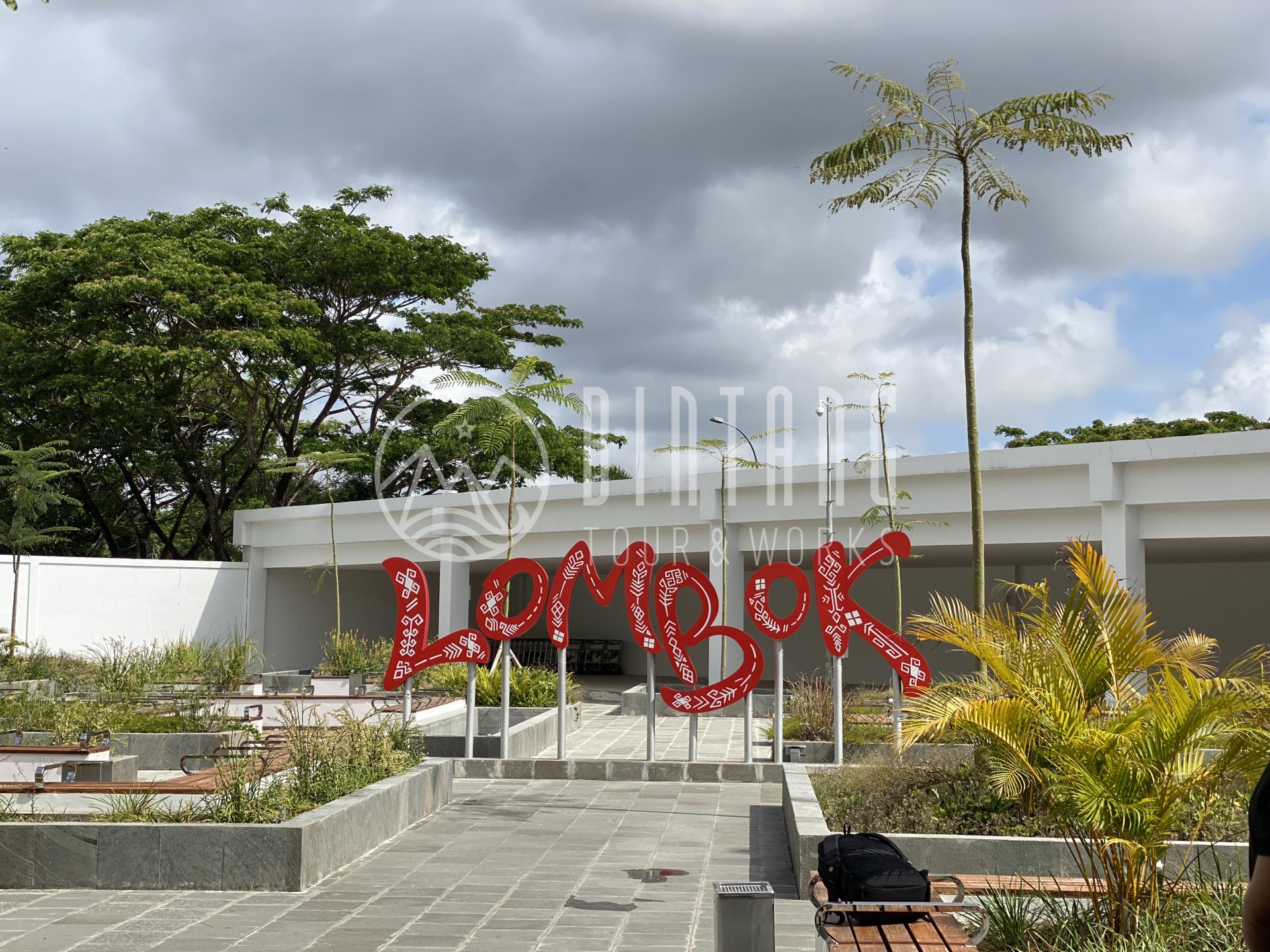 빨간색 Lombok 글자가 보이는 롬복 공항