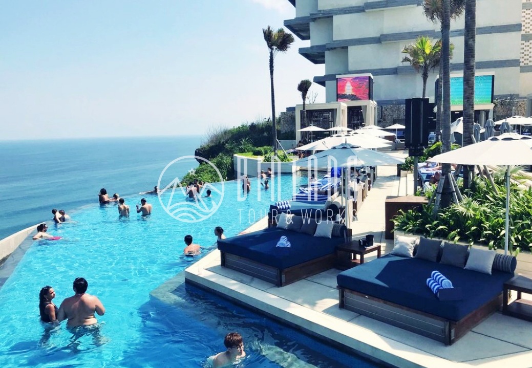 사바야 비치클럽의 야외 풀에서 물놀이를 즐기는 여행자들