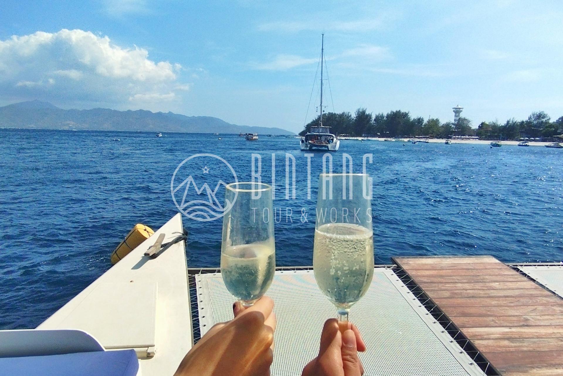 유토피아 선셋 크루즈에서 즐기는 스파클링 와인