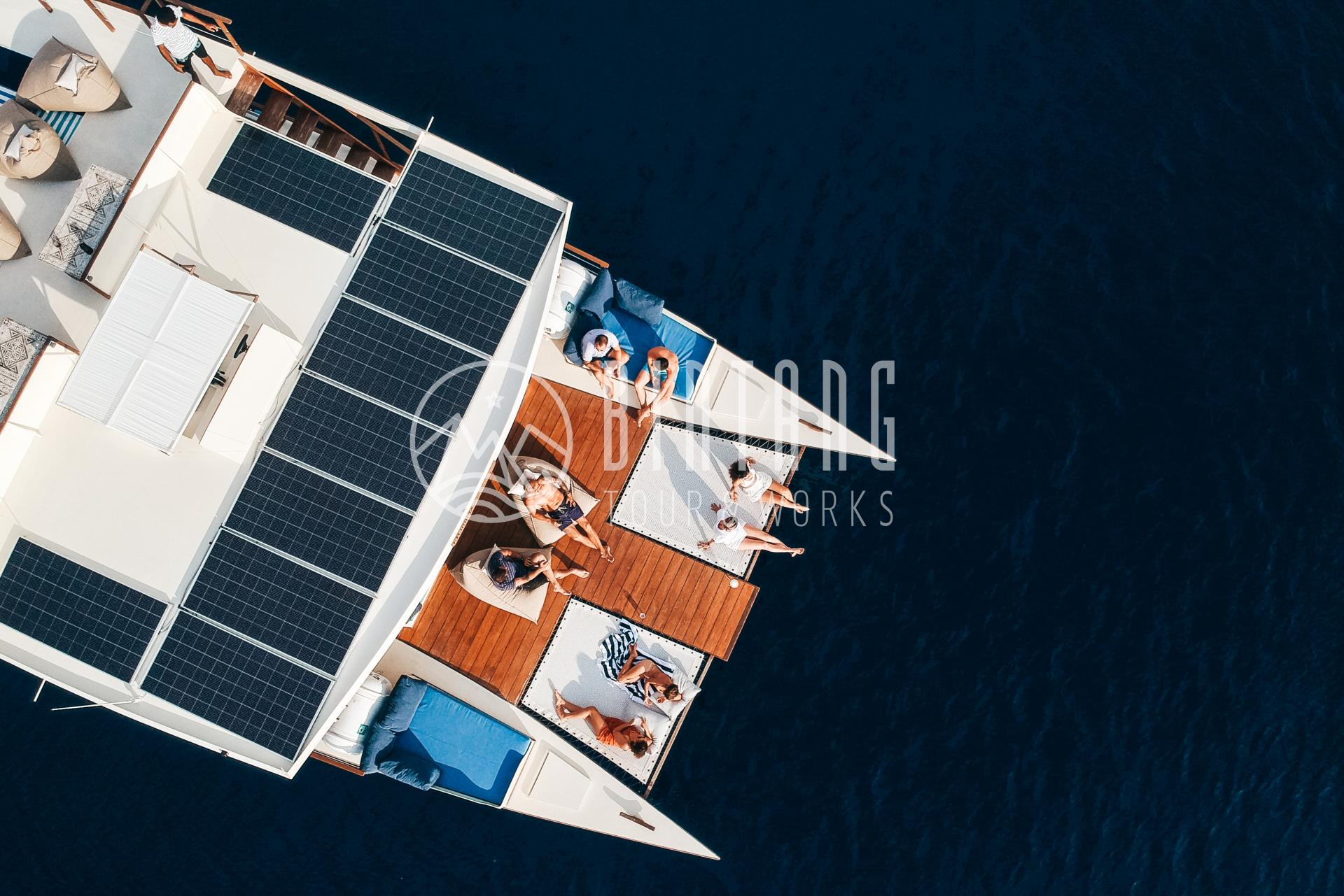 상공에서 바라본 유토피아 선셋 크루즈에서 일광욕을 즐기는 승객들