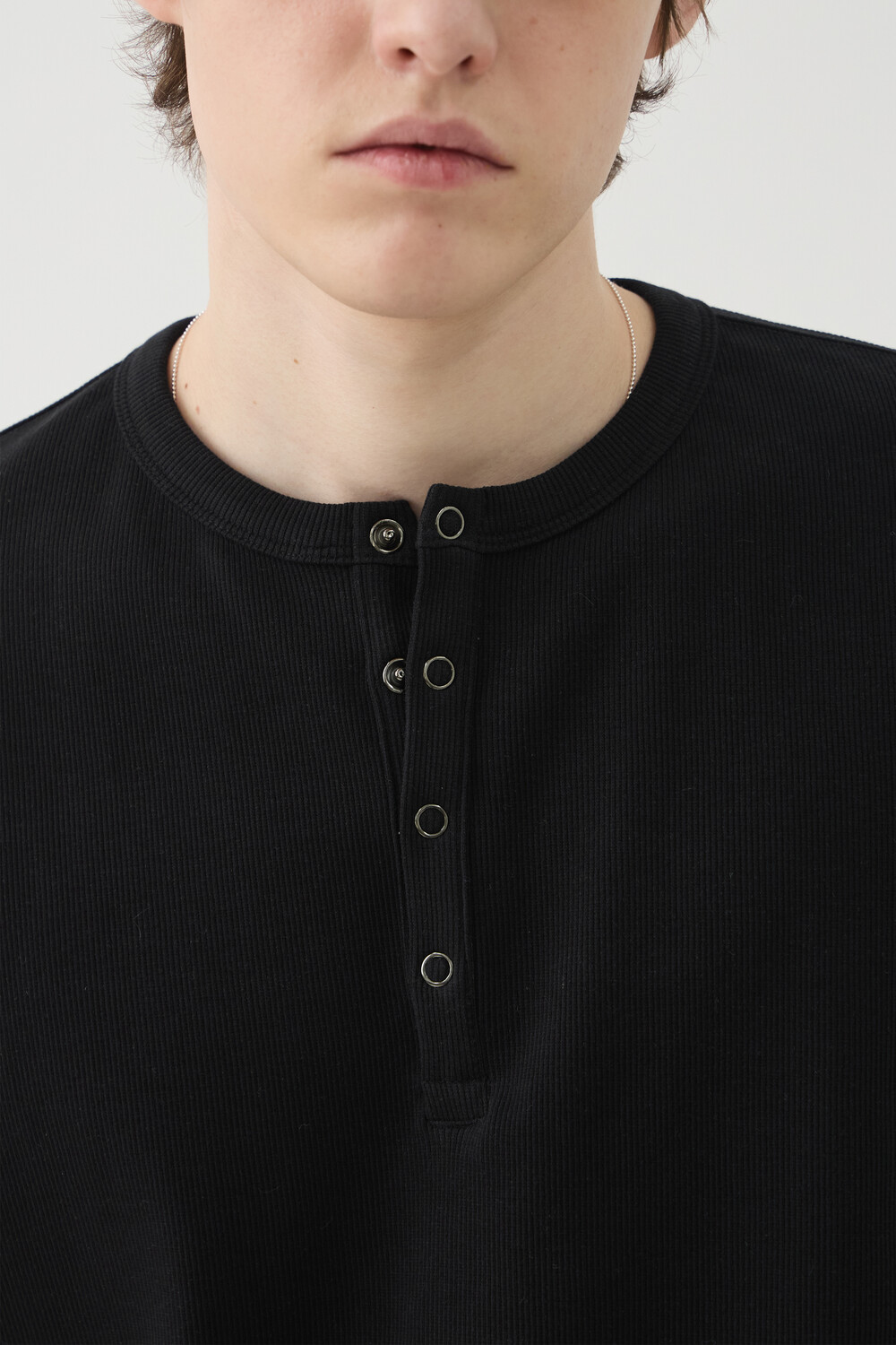 [WINDER] SNAP HENLEY NECK SHORT TOP - BLACK