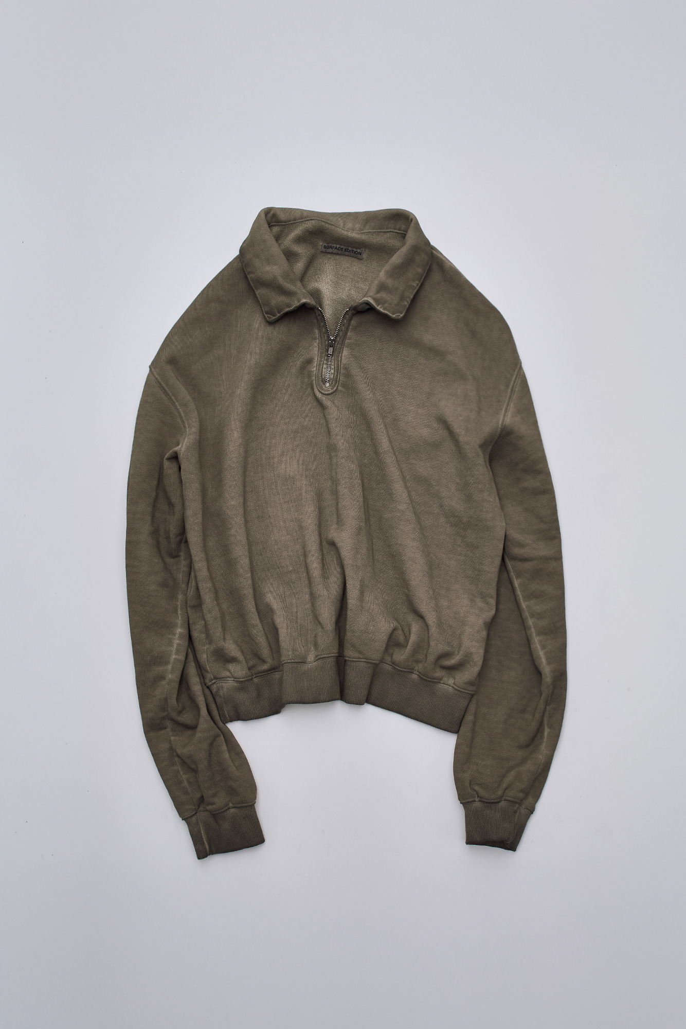 [SURFACE EDITION] OVERDYED HALF ZIP SWEAT KHAKI