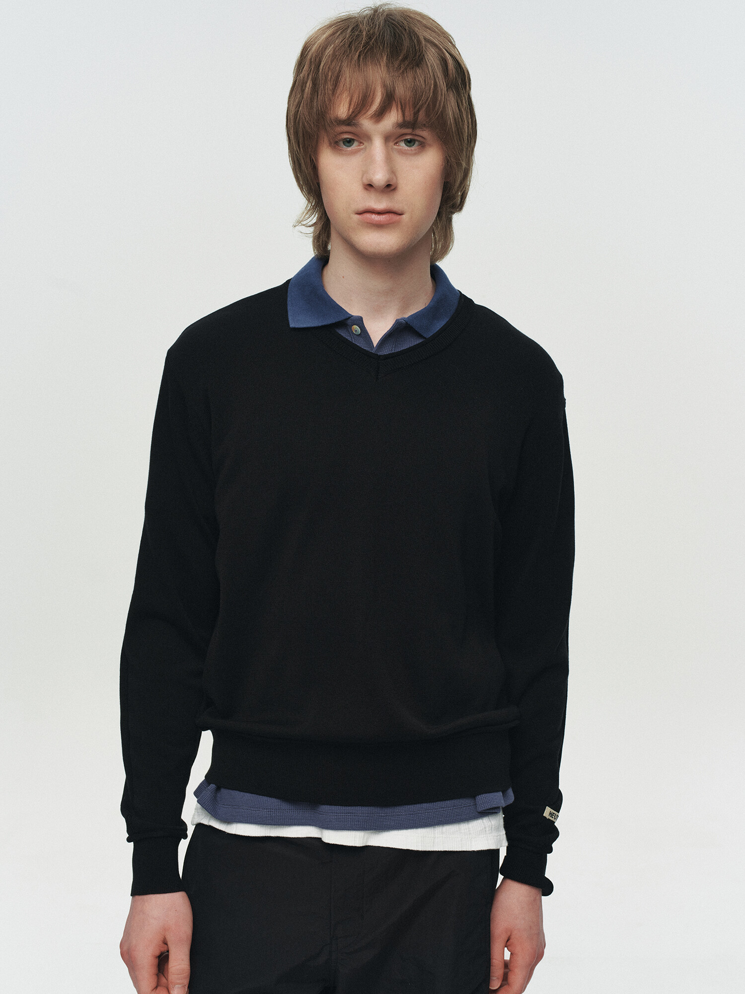 [HEUTE] NIEL COTTON V-NECK KNIT (BLACK)