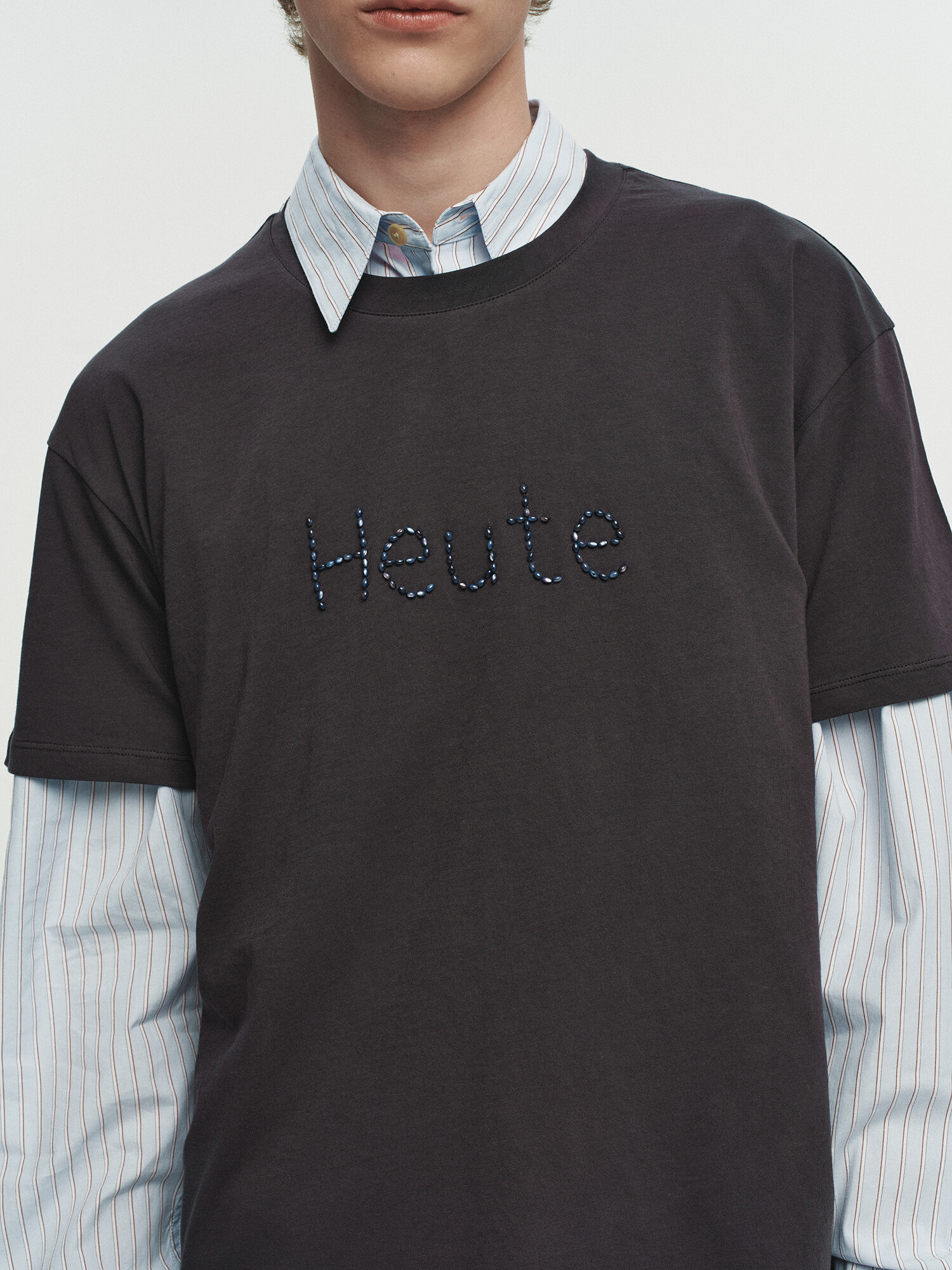 [HEUTE] BEADED LOGO T-SHIRT (DARK GREY)