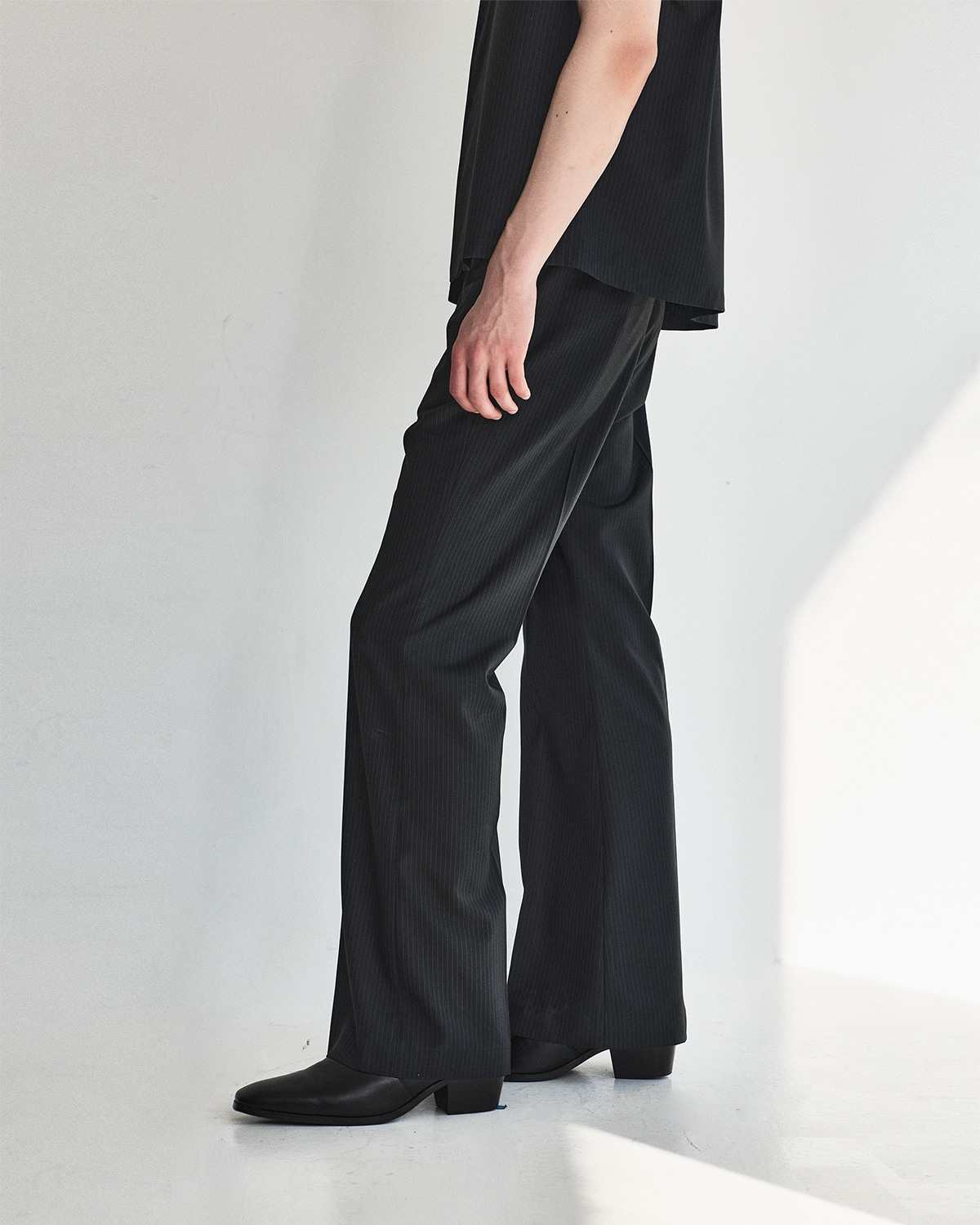 [kineto] Lustre Relaxed Wool Flare Pants_Stripe Black