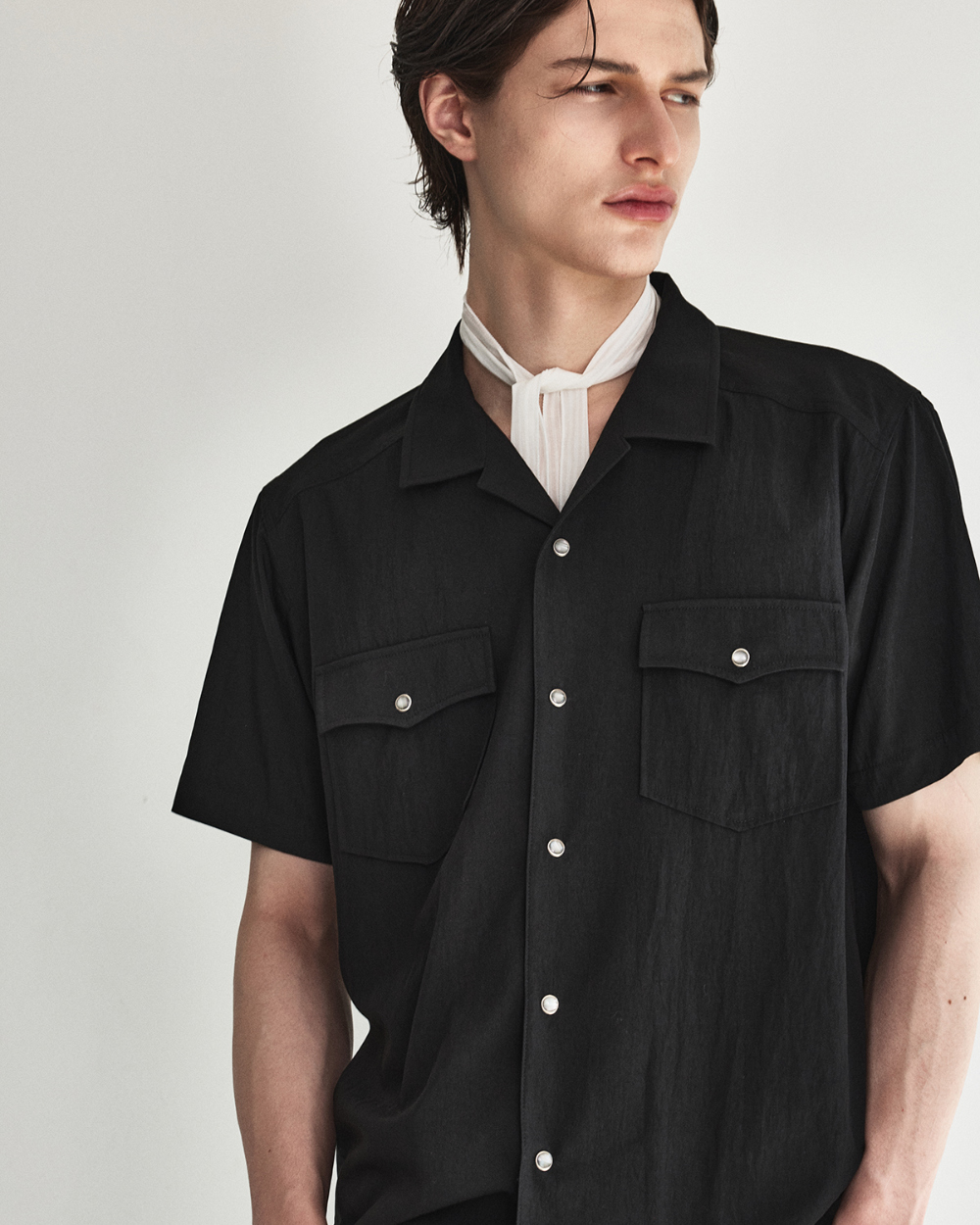 [kineto] Éclat Snap Open Collar Shirt_Black