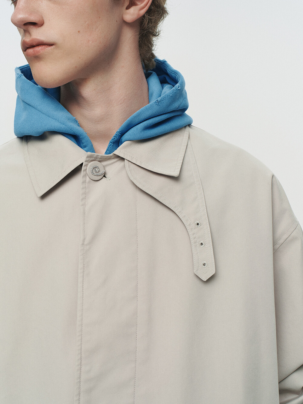 [HEUTE] ORNAMENT BUTTON MAC COAT (GREY)