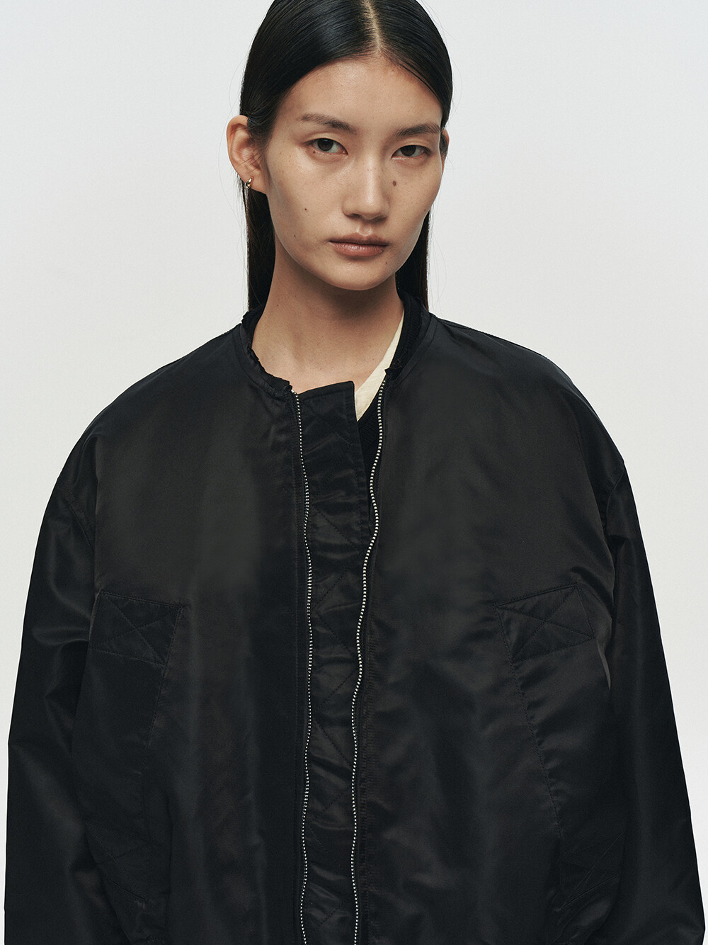 [HEUTE]FRAME COLLARLESS BOMBER JACKET (BLACK)