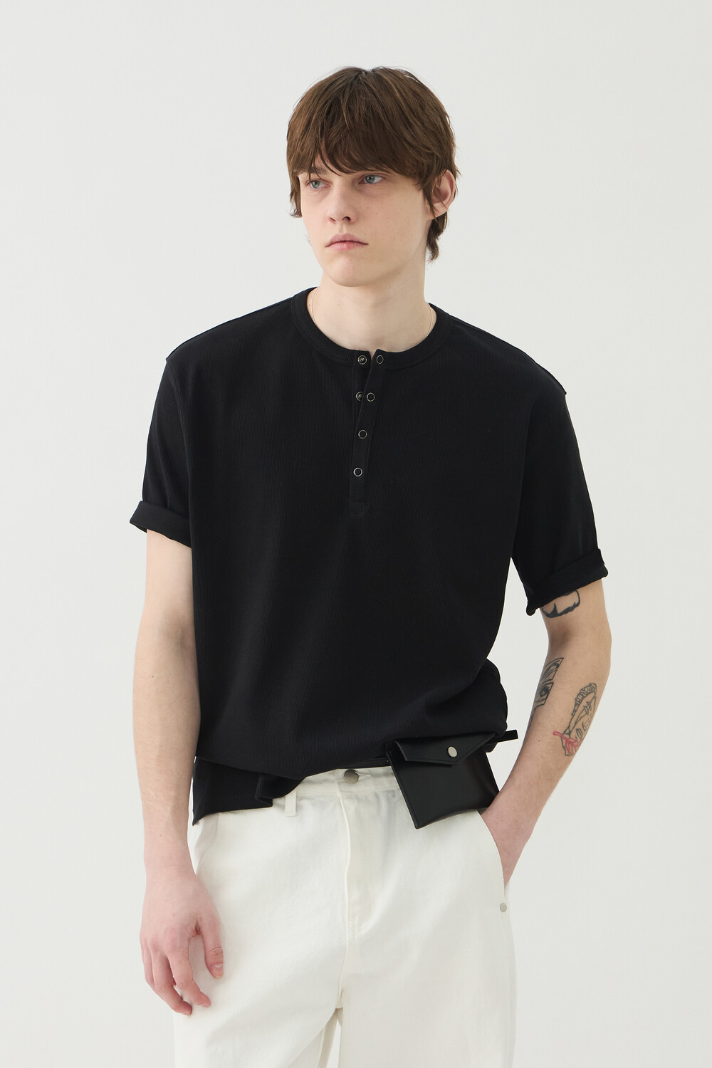 [WINDER] SNAP HENLEY NECK SHORT TOP - BLACK