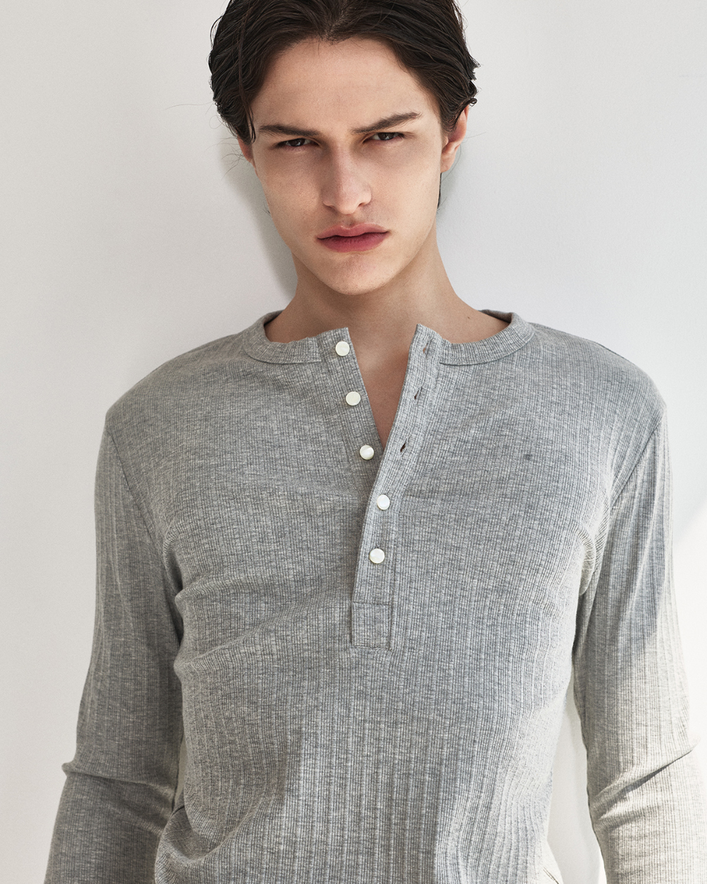 [kineto] Fine Cotton Ribbed Henley Top_Grey