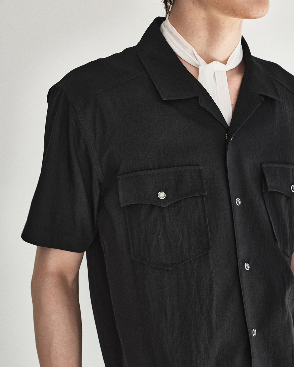 [kineto] Éclat Snap Open Collar Shirt_Black