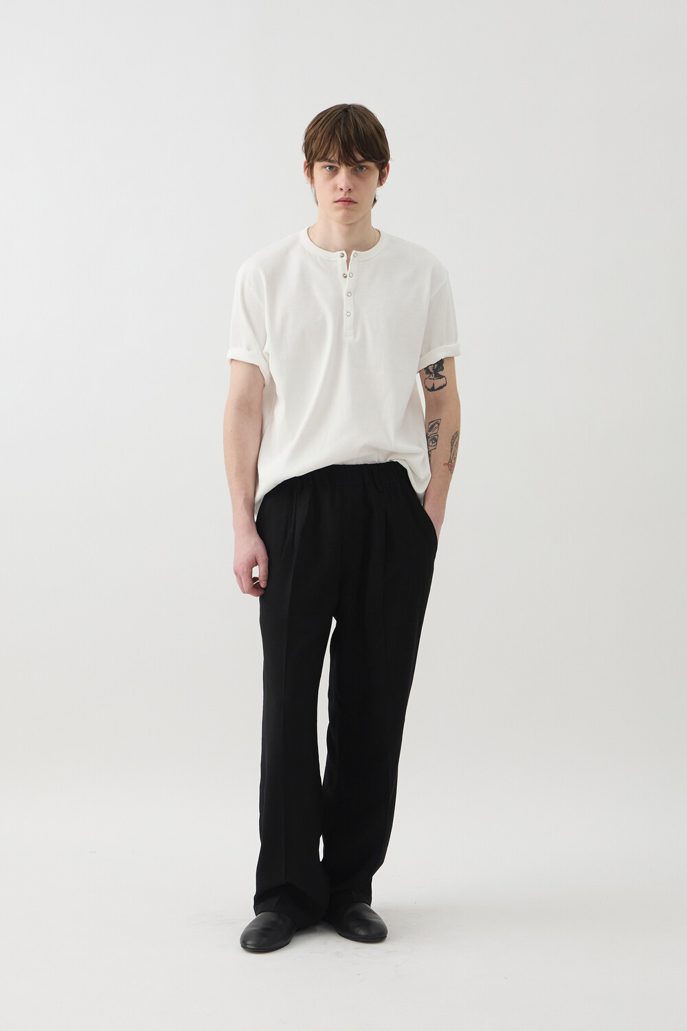 [WINDER] SNAP HENLEY NECK SHORT TOP - OFF WHITE