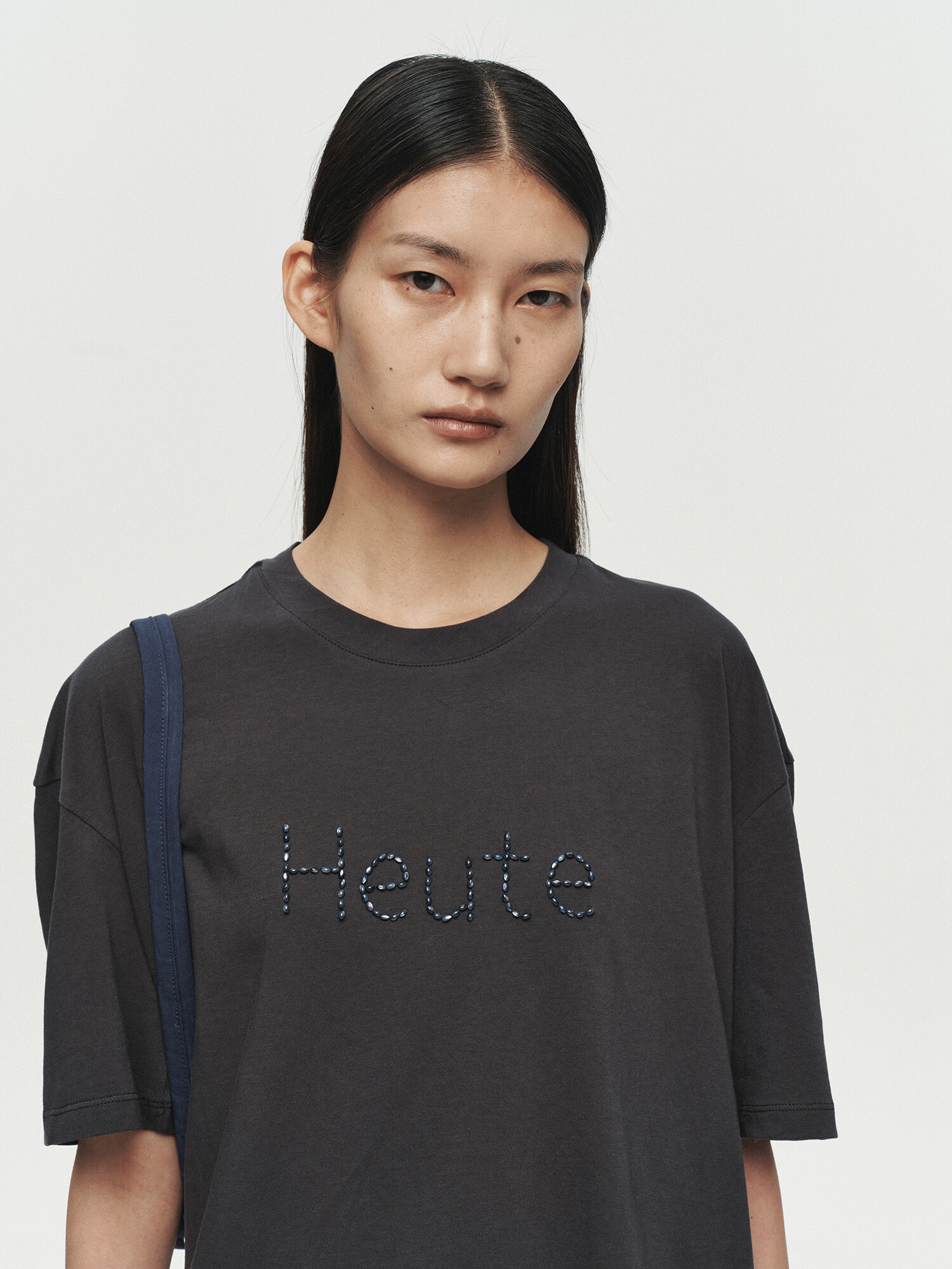 [HEUTE] BEADED LOGO T-SHIRT (DARK GREY)