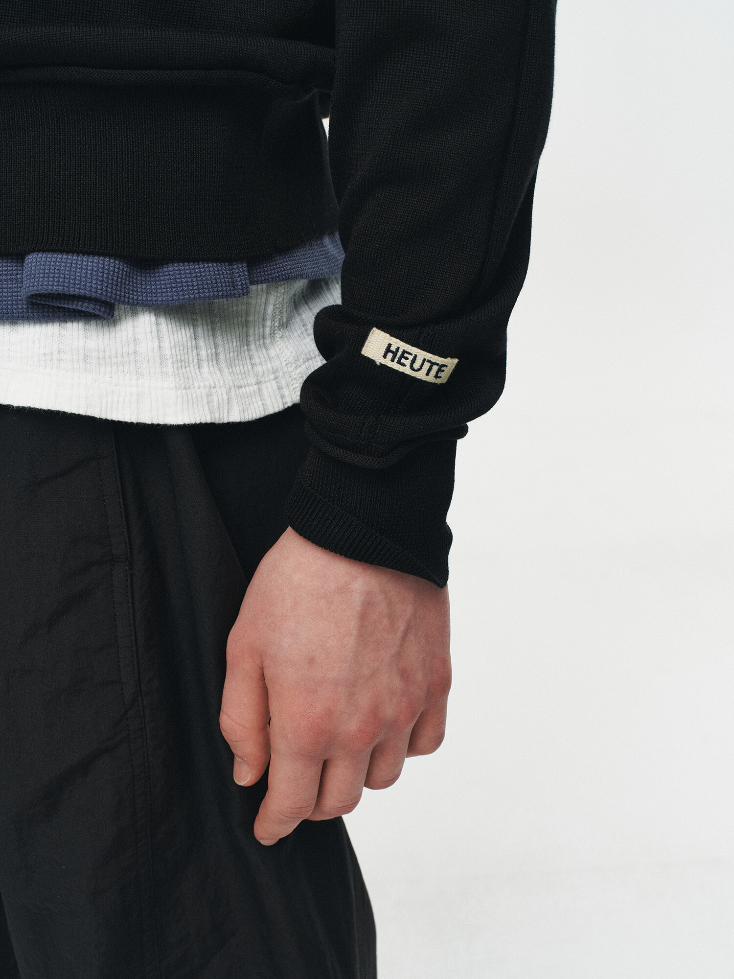 [HEUTE] NIEL COTTON V-NECK KNIT (BLACK)