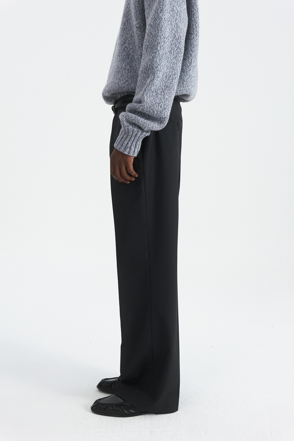 [WINDER] CORE WOOL SEMI-FLARED TROUSERS - CHARCOAL