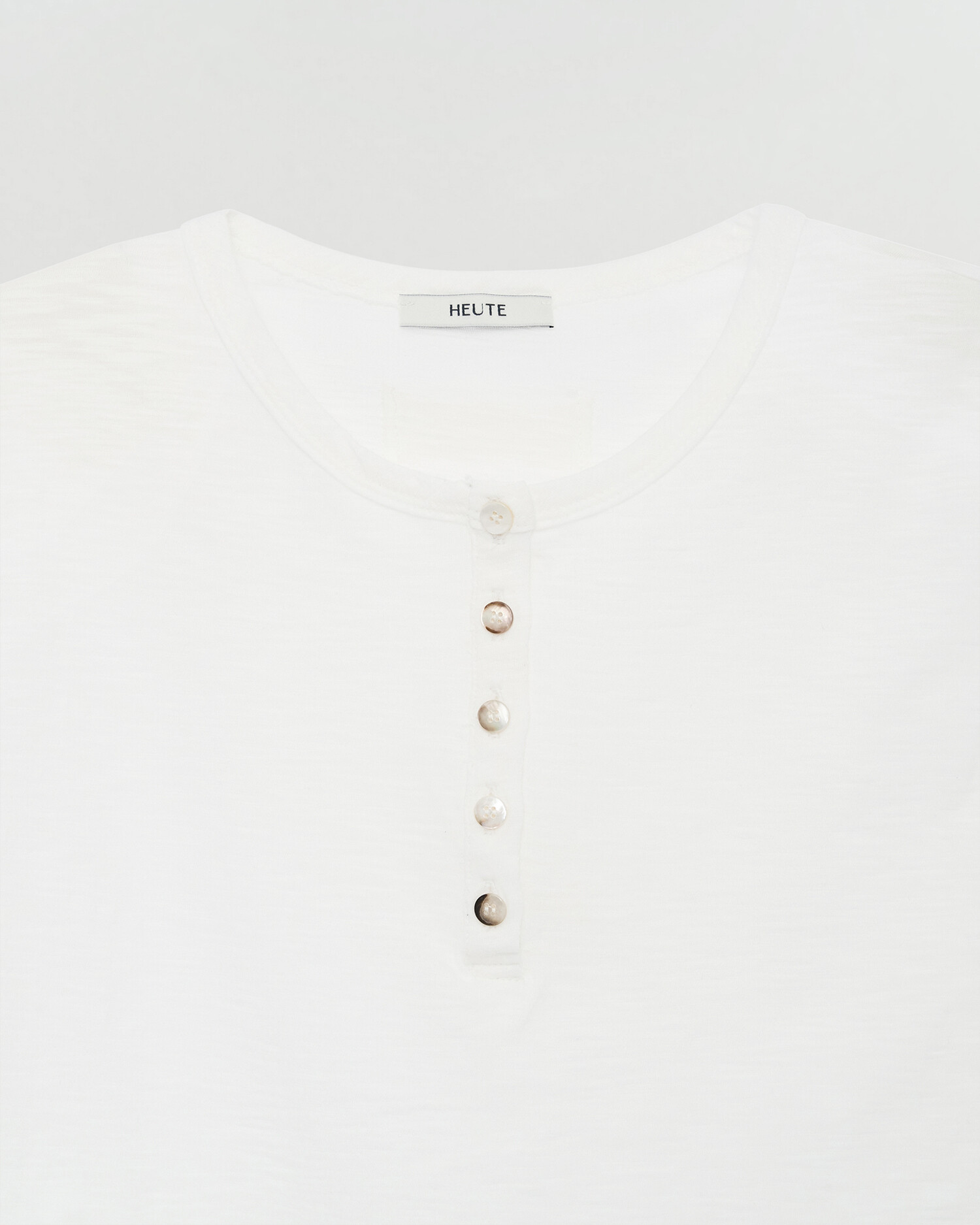[HEUTE] BASE SLUB HENLEY NECK T-SHIRT (WHITE)