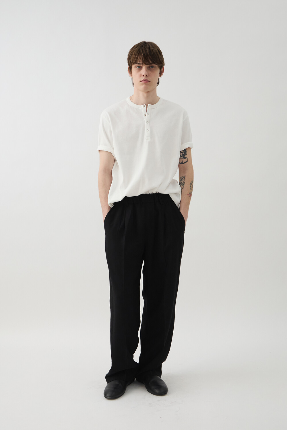 [WINDER] SNAP HENLEY NECK SHORT TOP - OFF WHITE