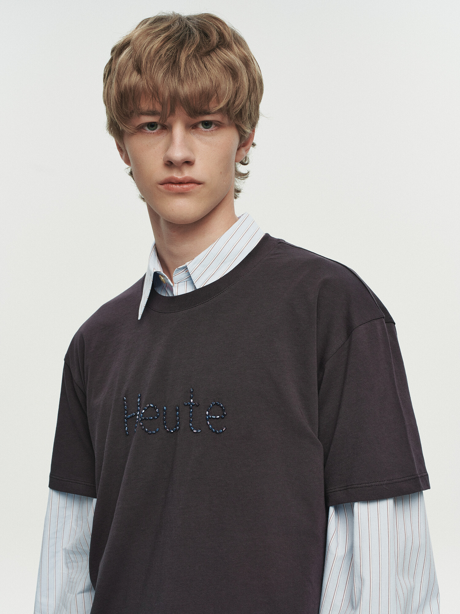 [HEUTE] BEADED LOGO T-SHIRT (DARK GREY)