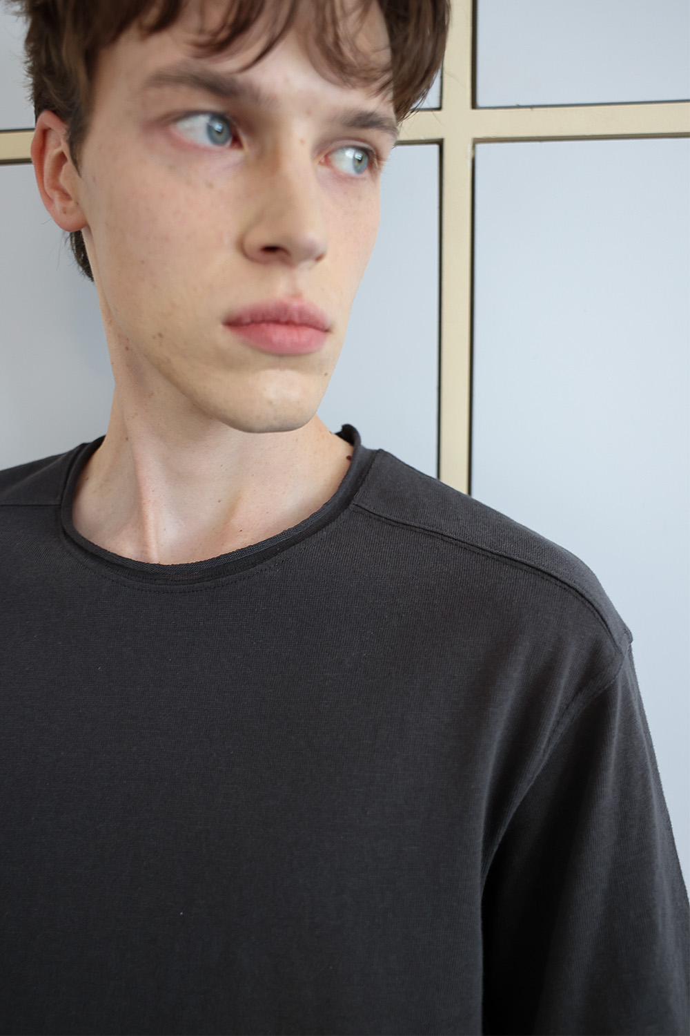 [ANYTIME LOREAK] YUCCA RAW-EDGE HALF KNIT -CHARCOAL