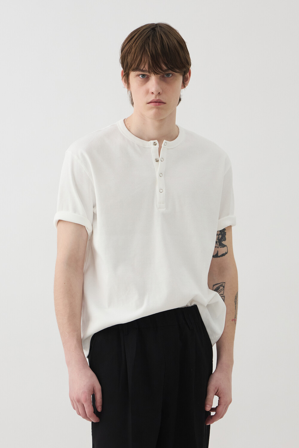 [WINDER] SNAP HENLEY NECK SHORT TOP - OFF WHITE