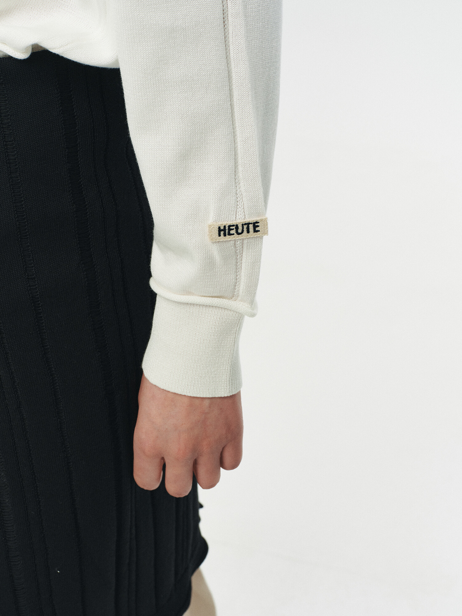 [HEUTE] NIEL COTTON V-NECK KNIT (L/GREY)