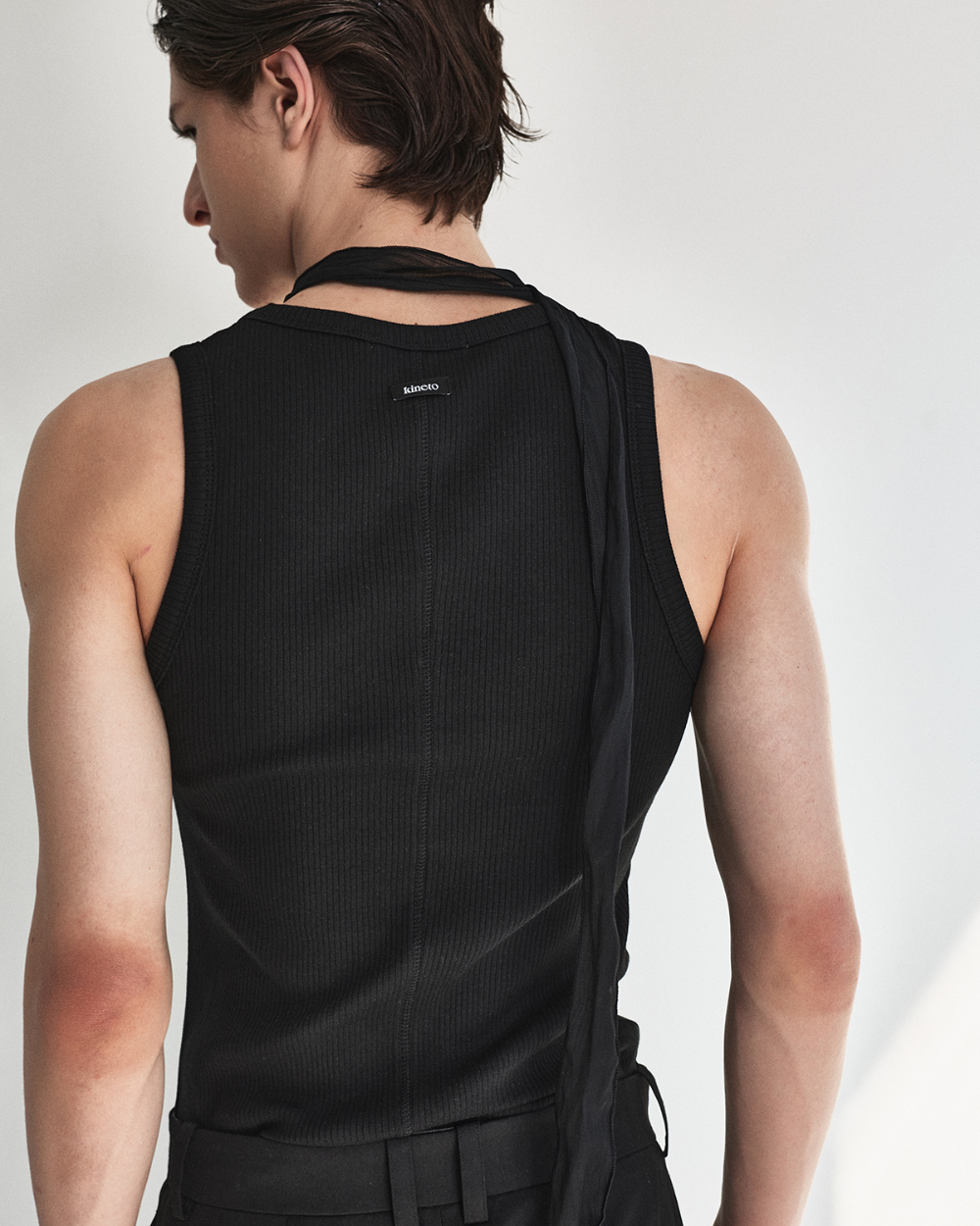 [kineto] Sleek Ribbed Sleeveless Top_Black