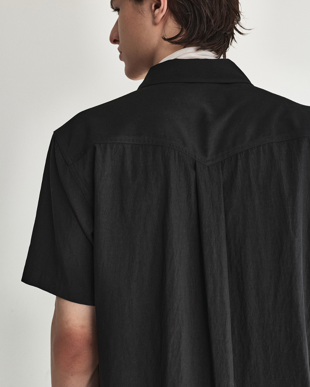 [kineto] Éclat Snap Open Collar Shirt_Black