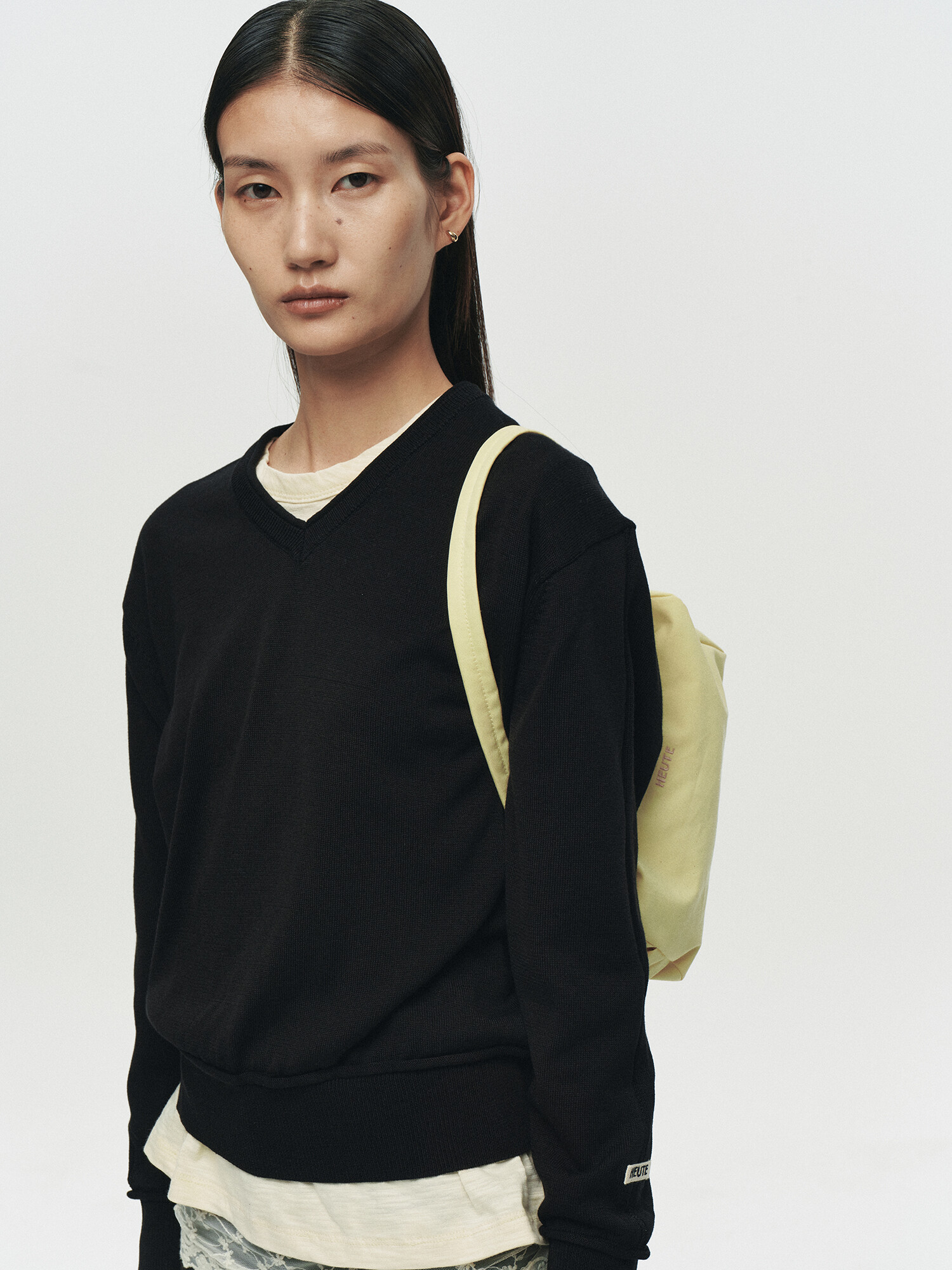 [HEUTE] NIEL COTTON V-NECK KNIT (BLACK)