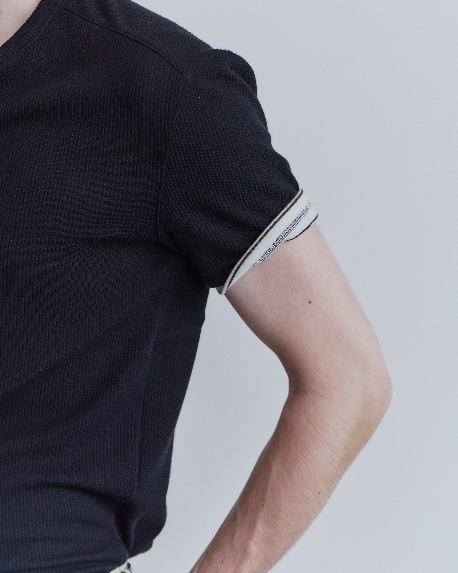 [WAVINESS] Ribbed Layered Henley-Neck T-shirts - Black