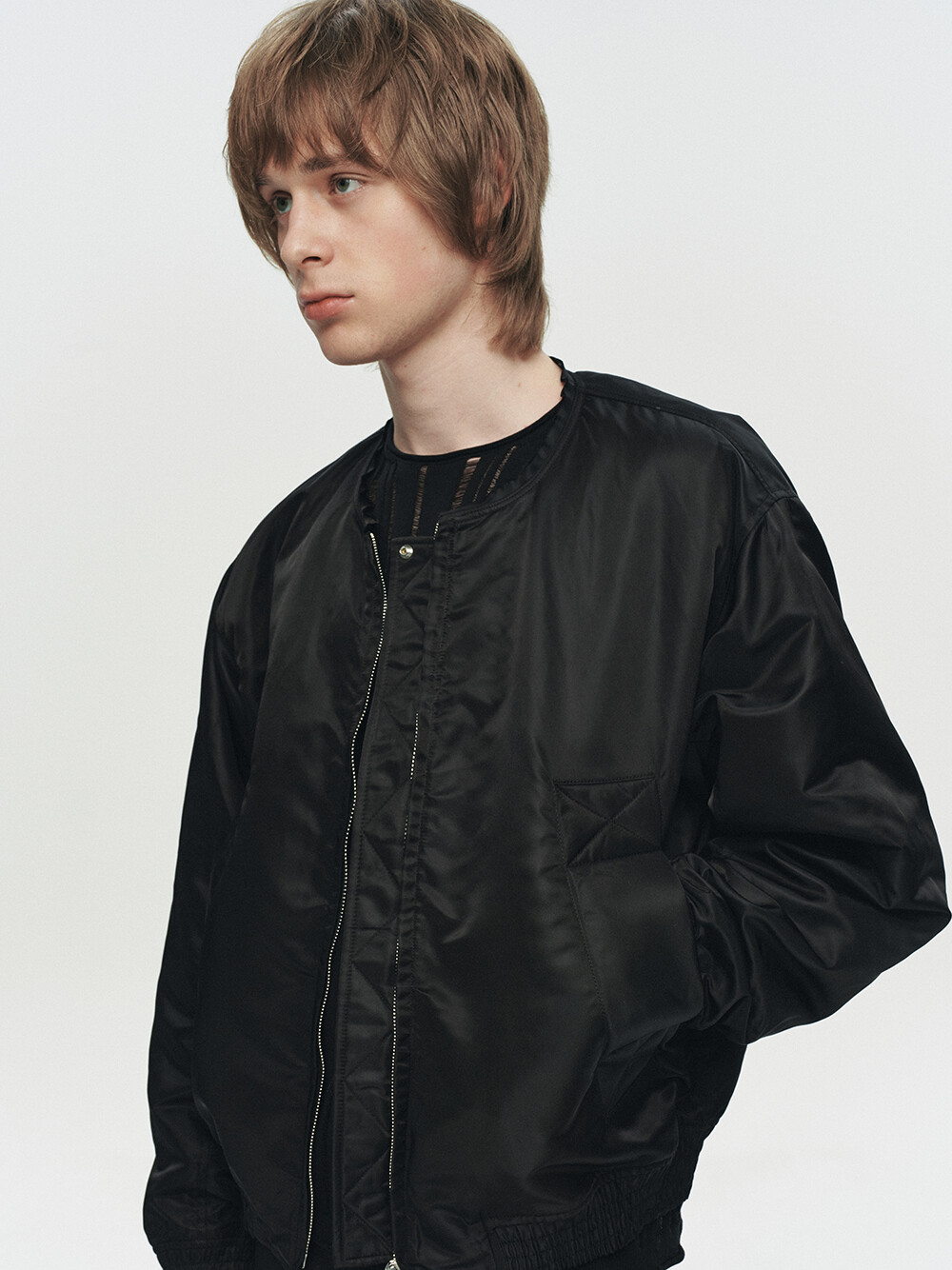 [HEUTE]FRAME COLLARLESS BOMBER JACKET (BLACK)