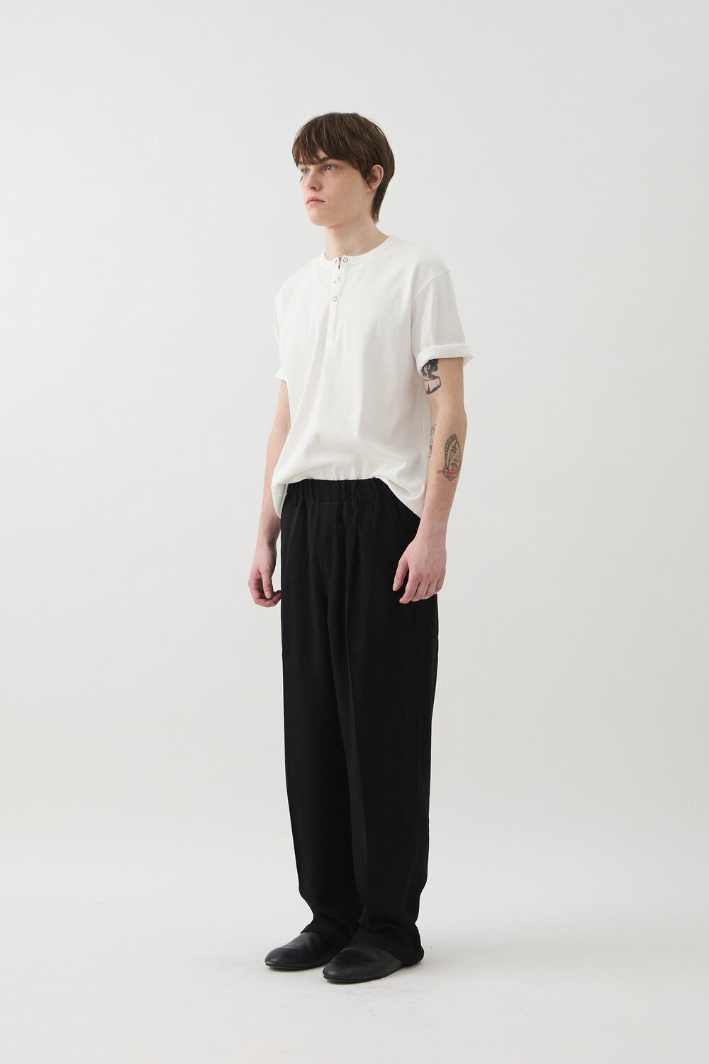 [WINDER] SNAP HENLEY NECK SHORT TOP - OFF WHITE