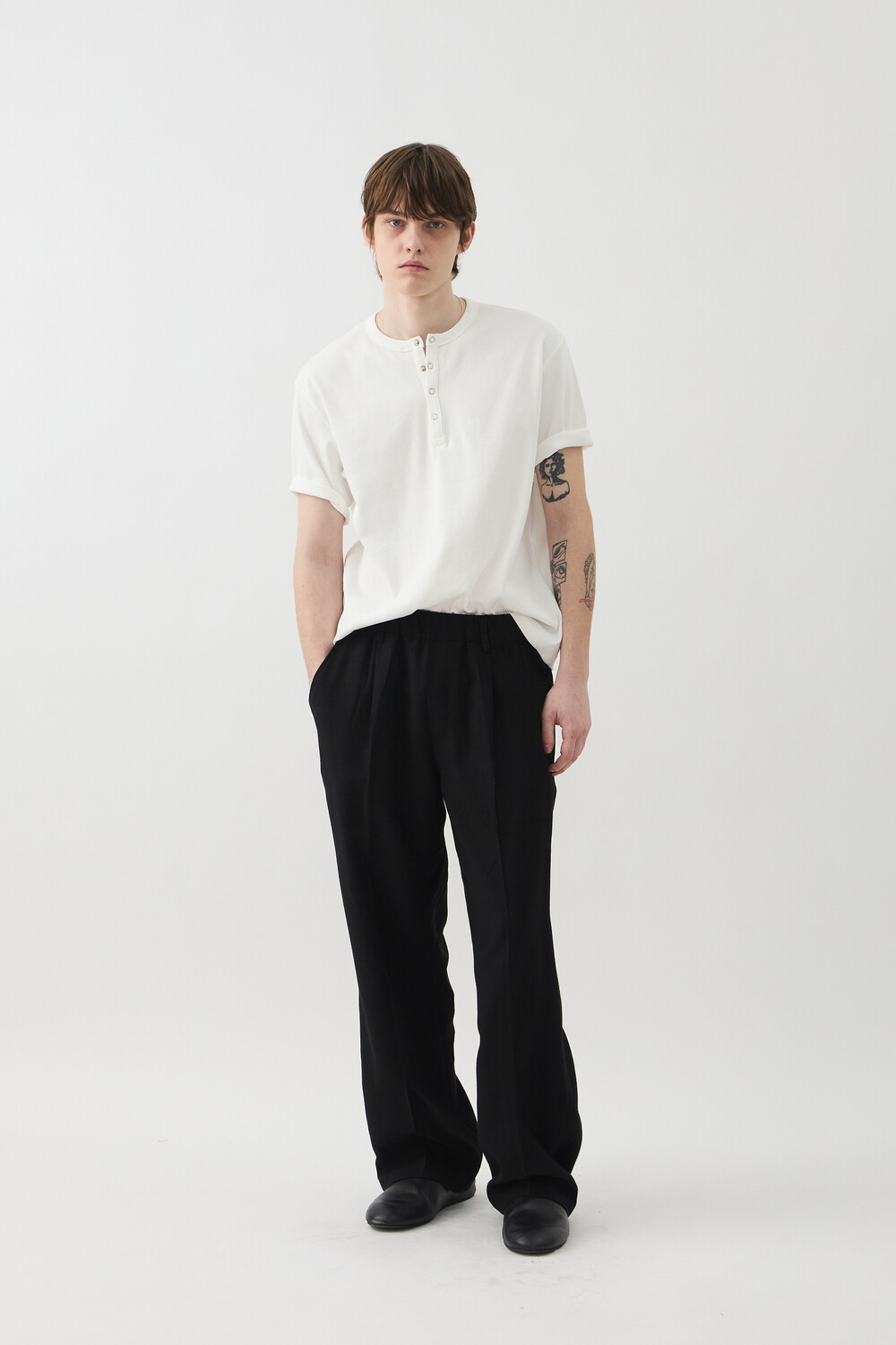 [WINDER] SNAP HENLEY NECK SHORT TOP - OFF WHITE