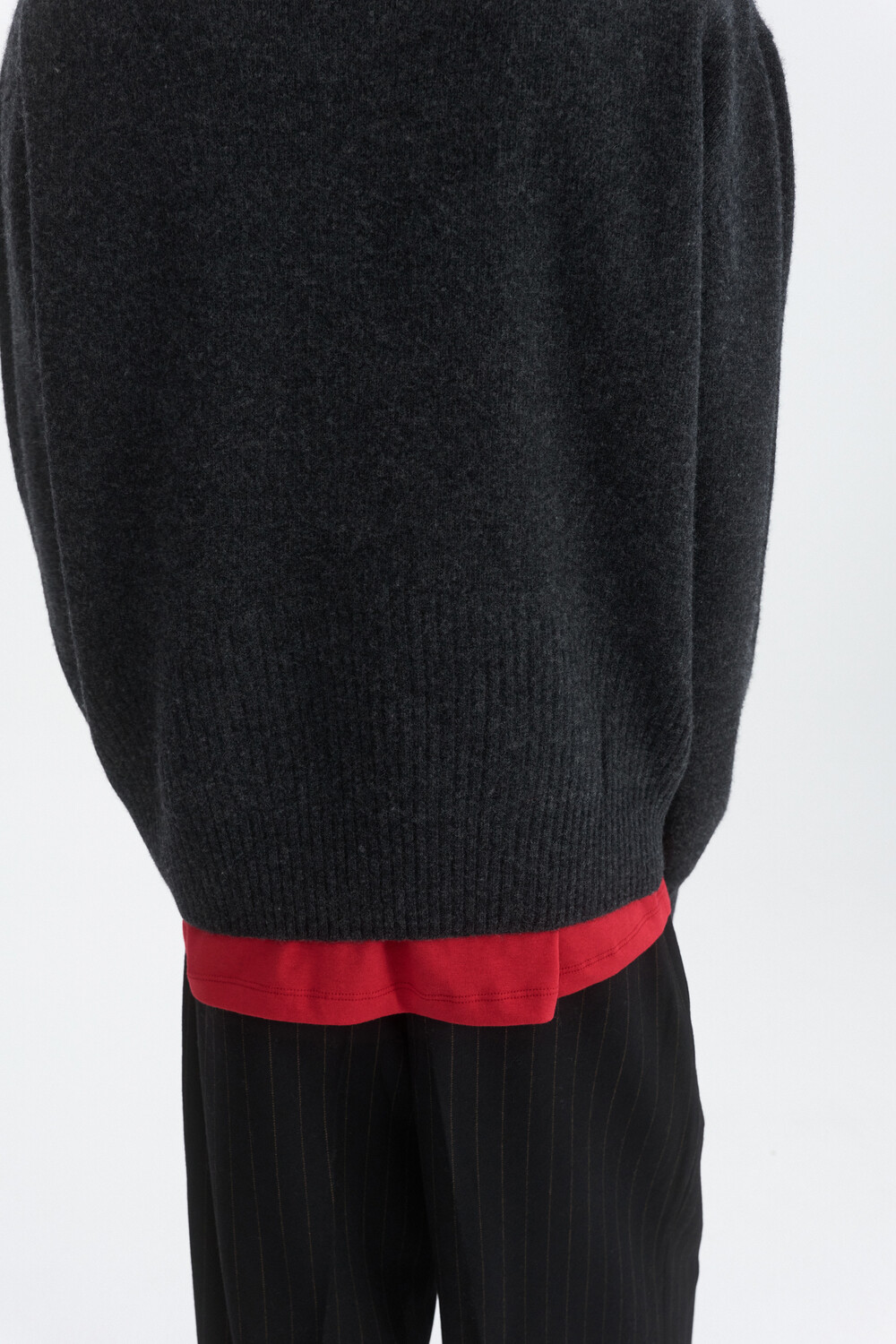 [WINDER] CONTOUR RIB WOOL V NECK SWEATER - CHARCOAL
