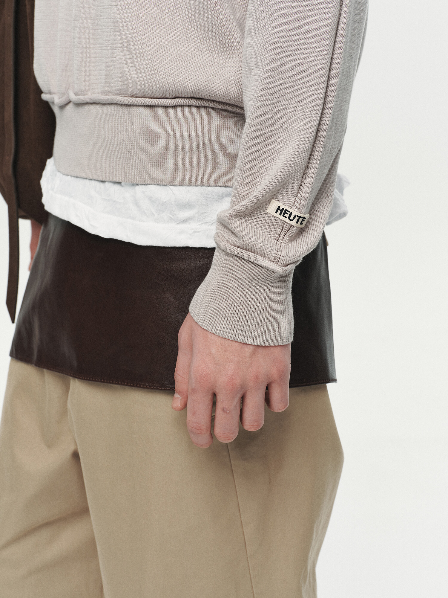 [HEUTE] NIEL COTTON V-NECK KNIT (L/GREY)