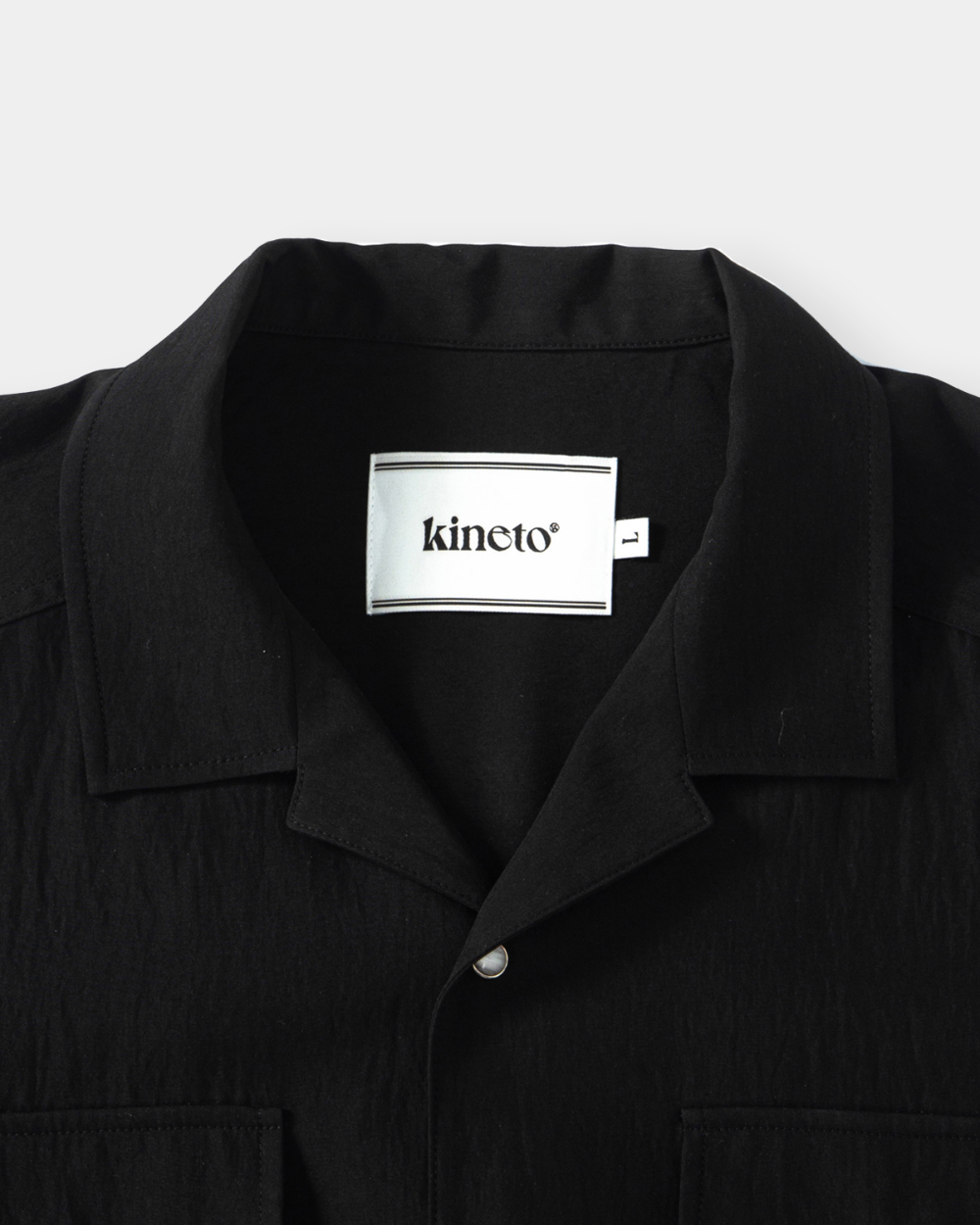 [kineto] Éclat Snap Open Collar Shirt_Black