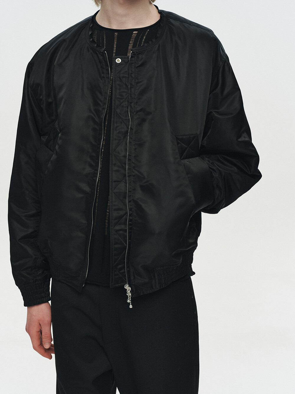 [HEUTE]FRAME COLLARLESS BOMBER JACKET (BLACK)